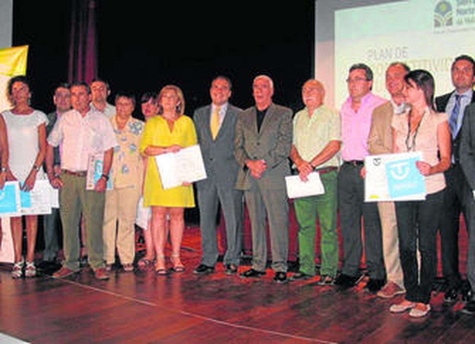 Luciano Alonso y Elías Bendodo, en el centro, con los premiados ayer en Archidona.