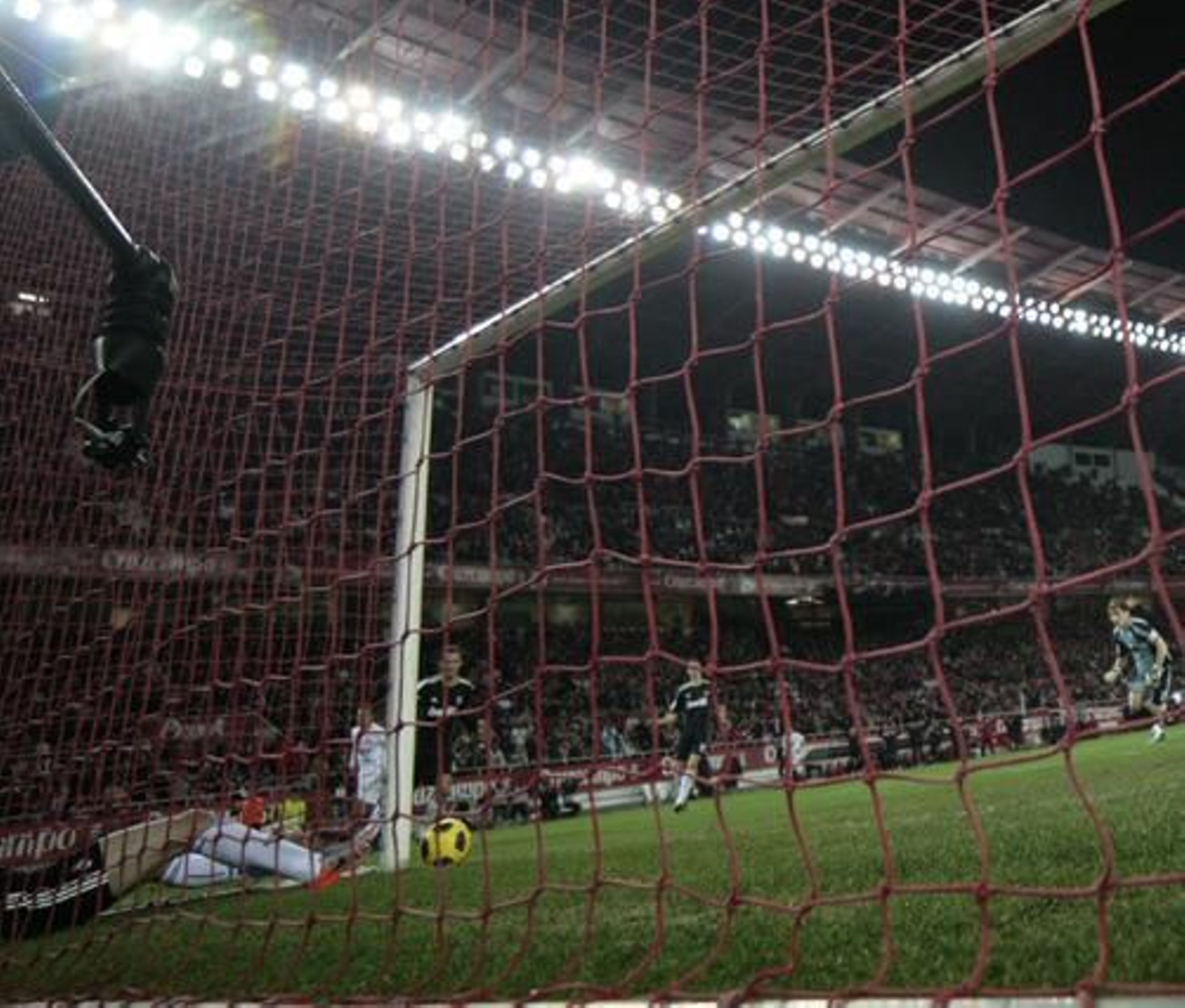 El Sevilla pierde 0-1 con el Real Madrid en la ida de las semifinales de la Copa del Rey. / Antonio Pizarro