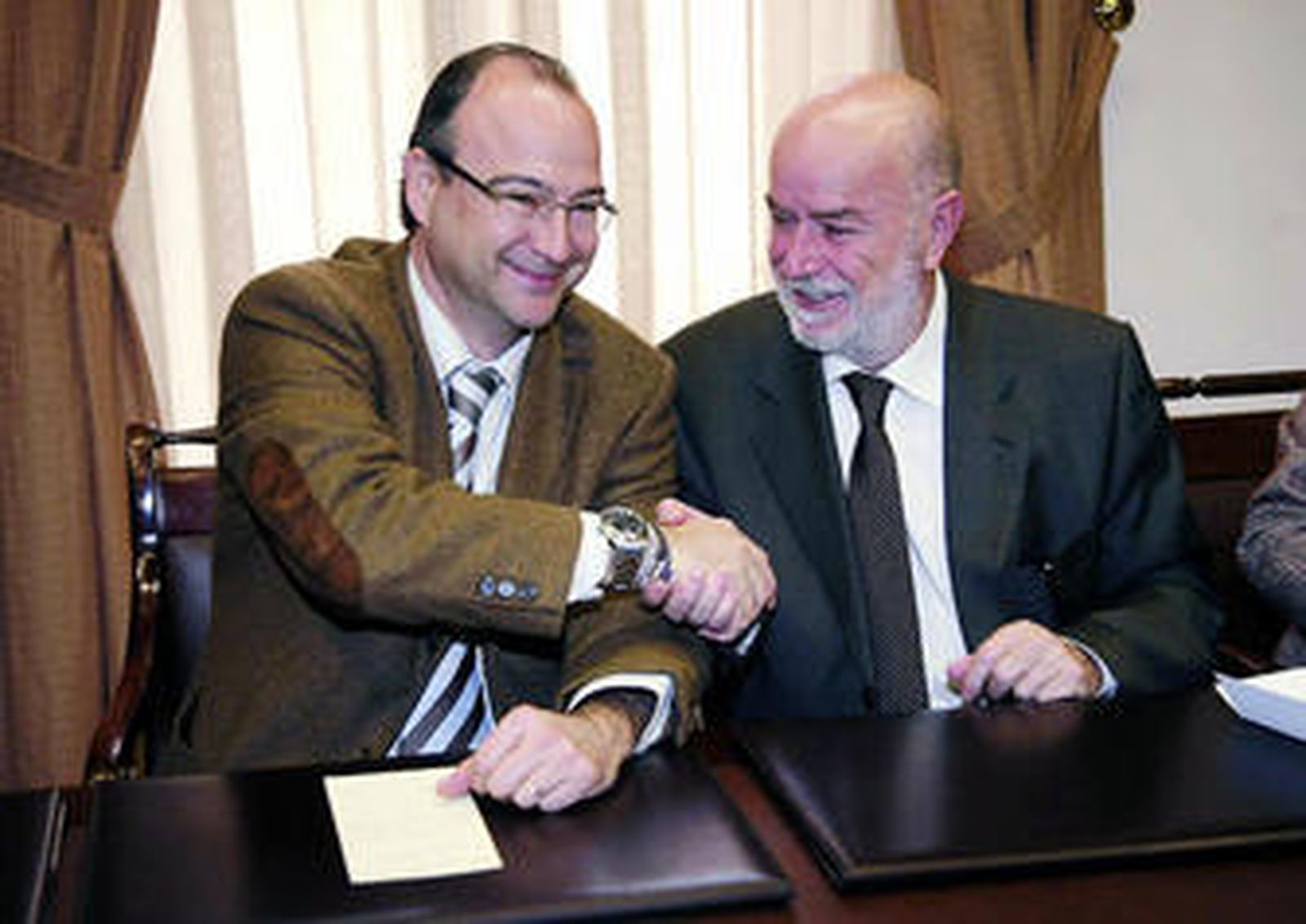 El alcalde y Molina, cerraban así la cesión de suelo para la Ual.