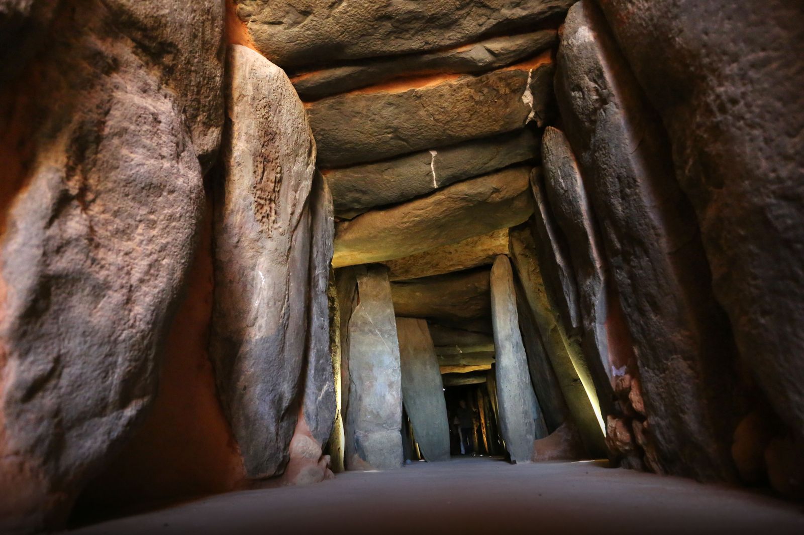 Visita de autoridades al Dolmen de Soto en imágenes