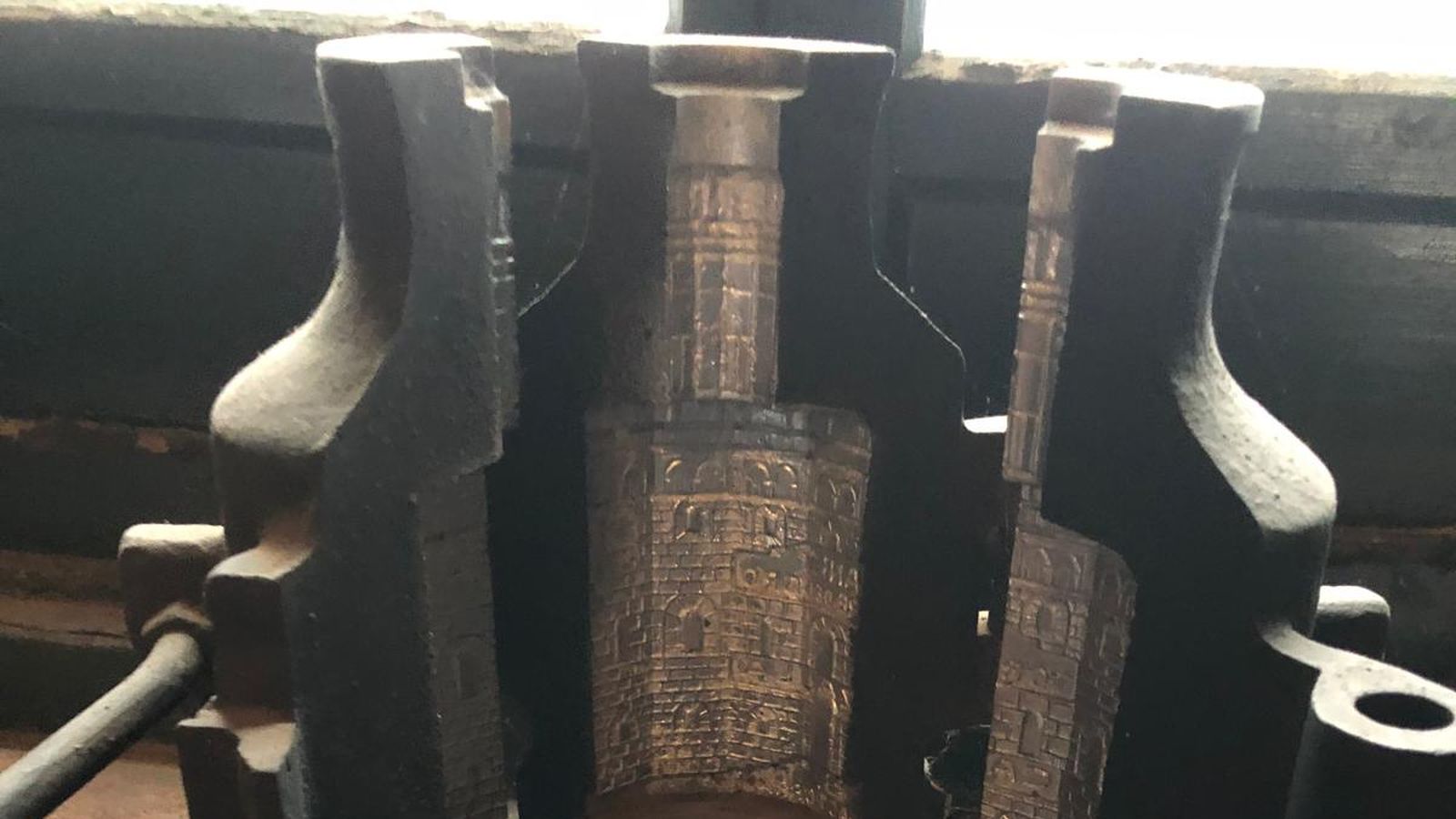 El molde para las botellas de la Torre del Oro