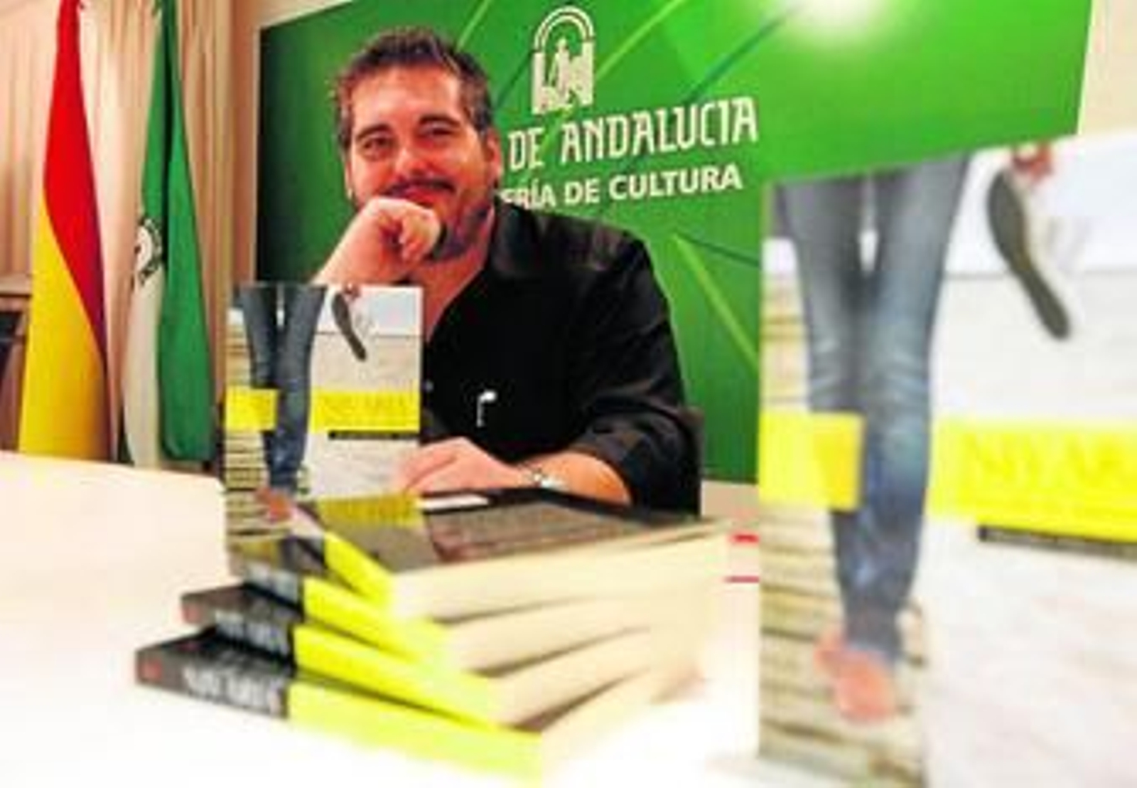 El autor con su novela en la presentación en la Biblioteca Pública.