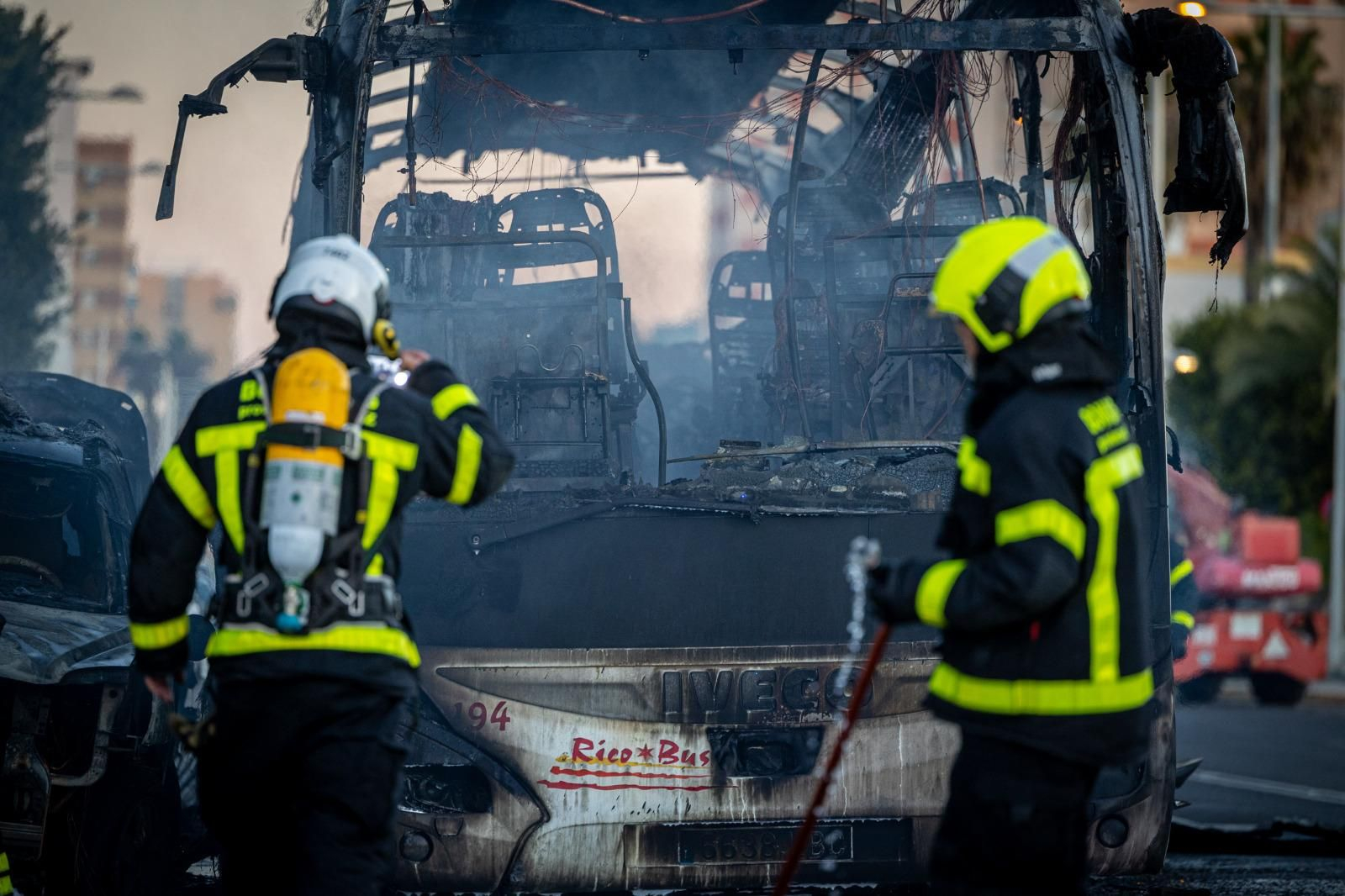 Así ha quedado el autobús que ha ardido esta mañana en Cádiz