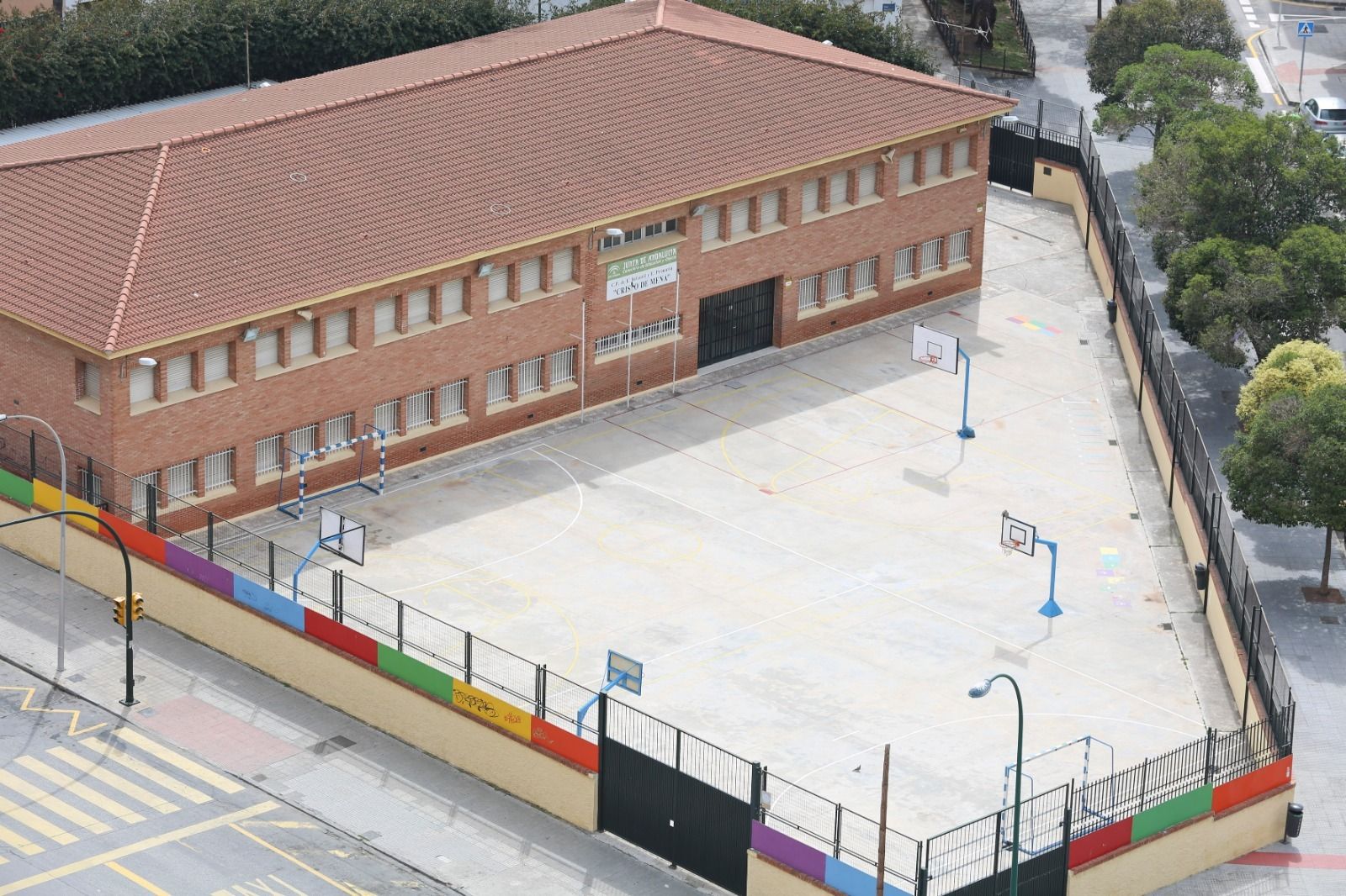 El patio de un colegio en Málaga, vacío.
