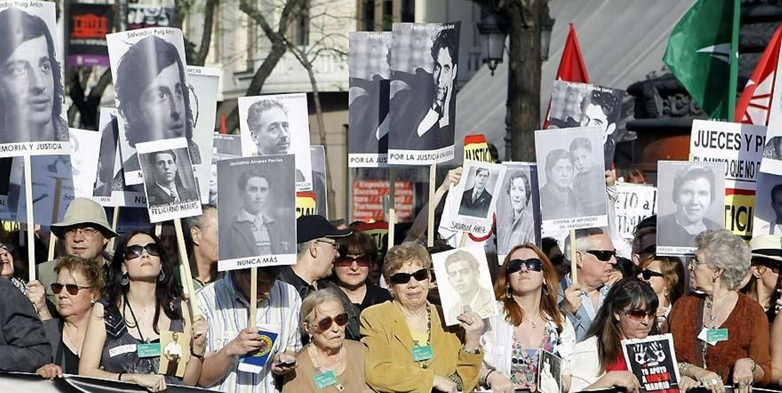 Marchas en toda España contra la causa a Garzón, que "ensucia" la memoria de las víctimas