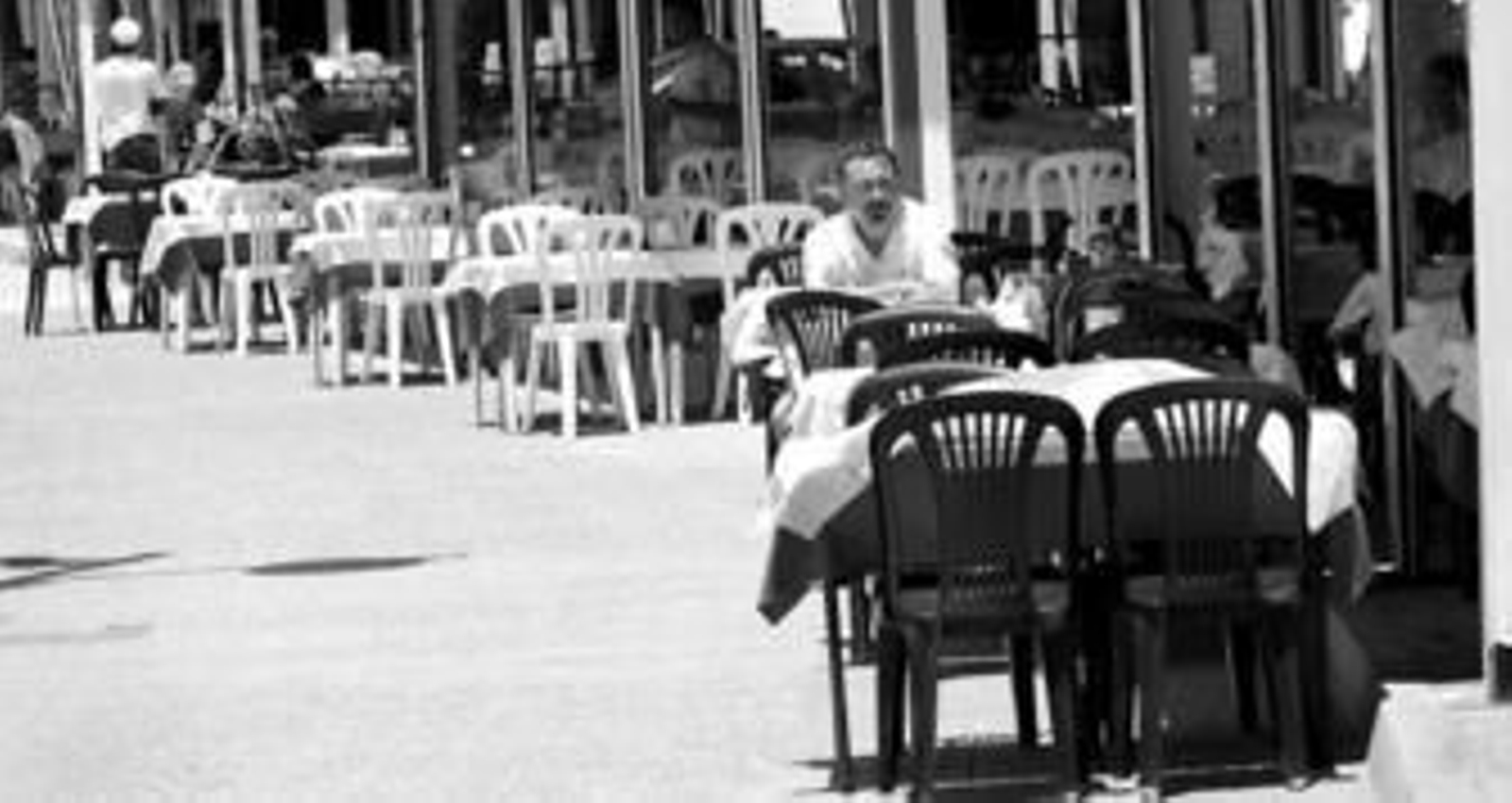 Un chiringuito de la capital ayer medio vacío.