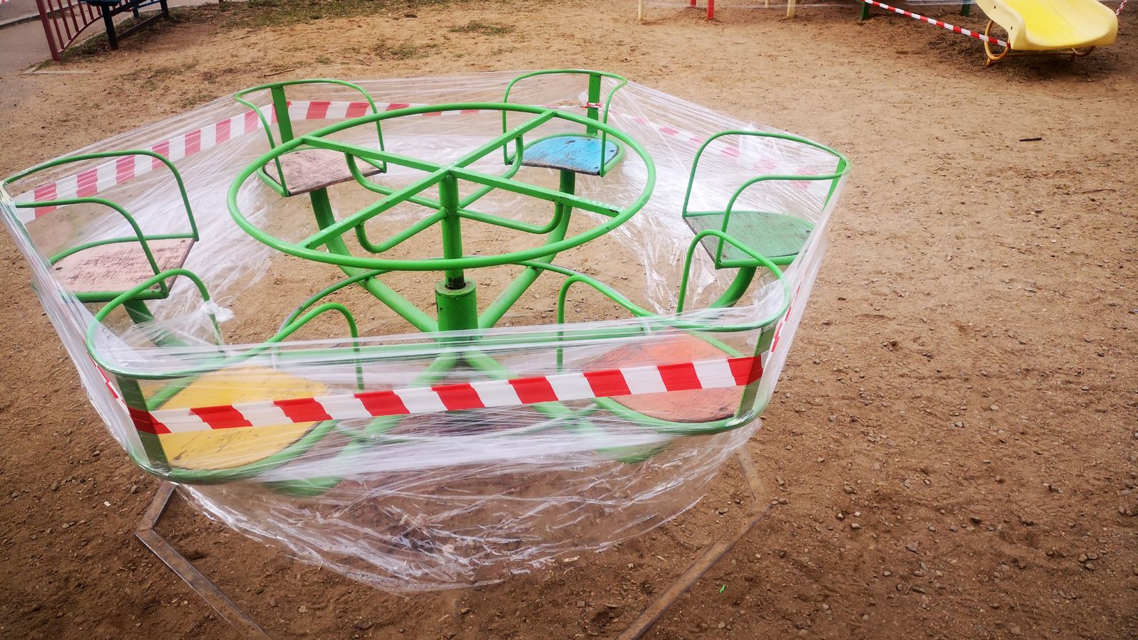 Un juego infantil precintado.