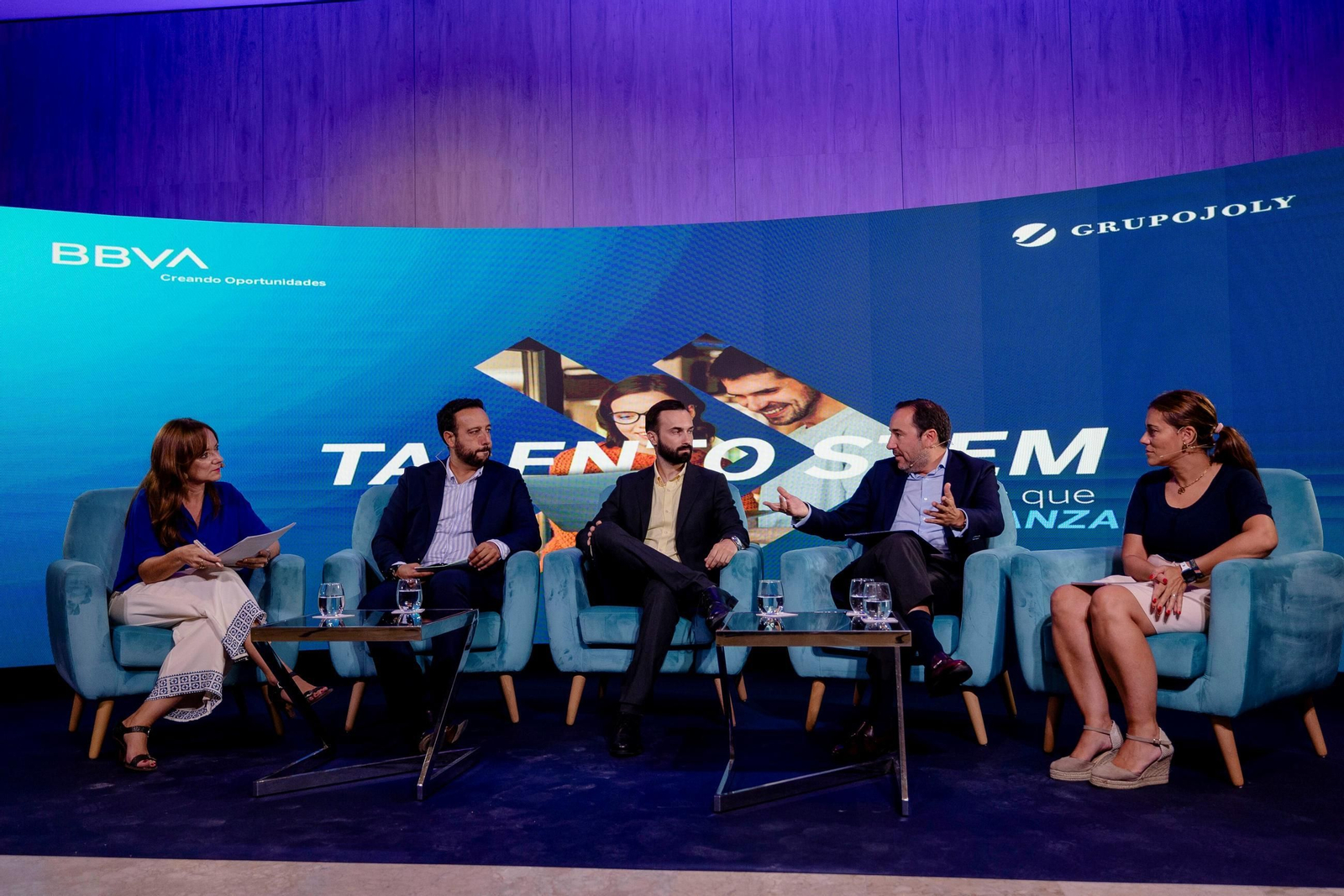 Los ponentes exponiendo sus argumentos sobre el debate que les ocupaba: Transformación empresarial: las personas como impulsoras del cambio.