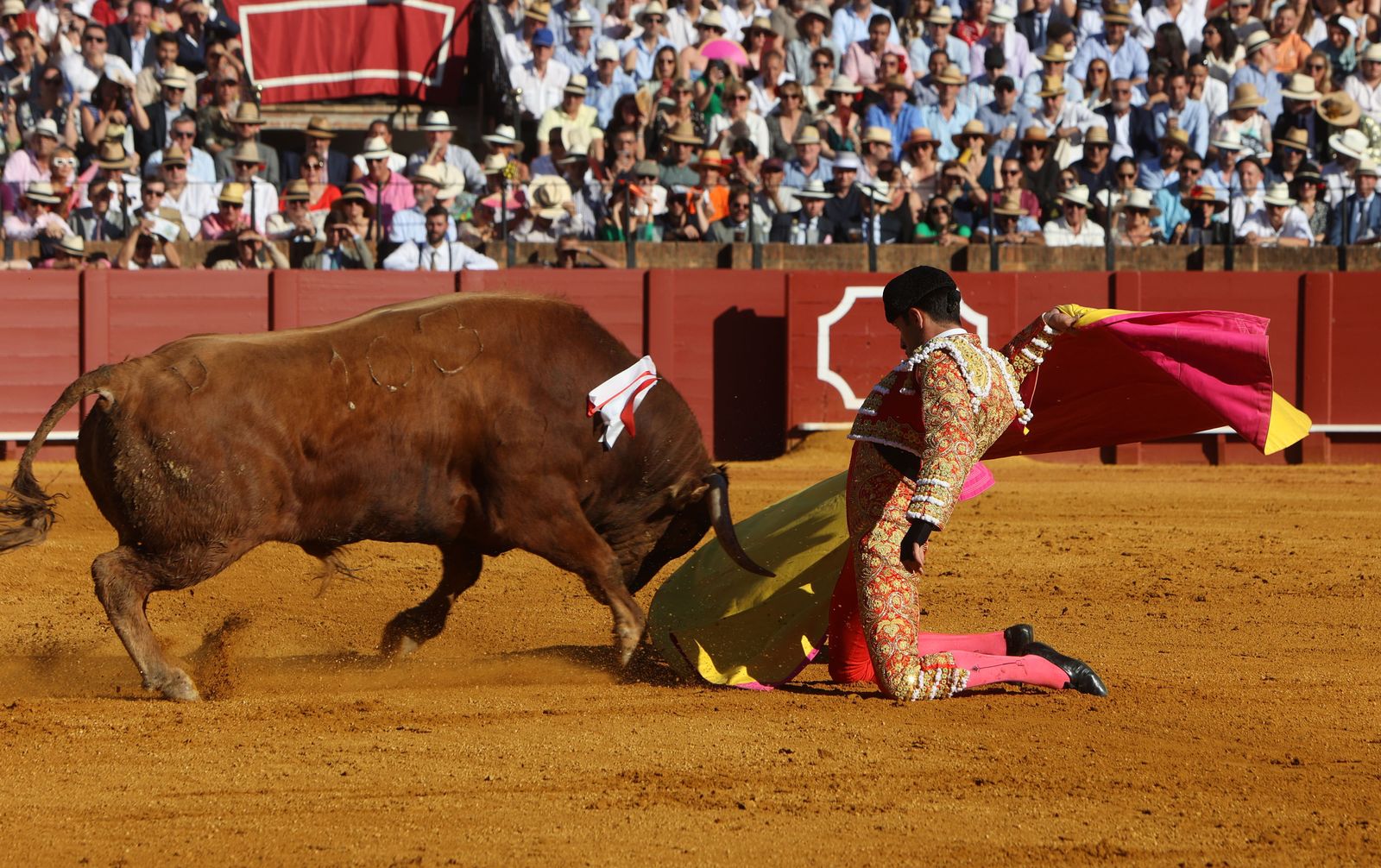 Imágenes de la corrida de toros en la Feria de Sevilla 2023 con El Juli, Alejandro Talavante y Tomás Rufo