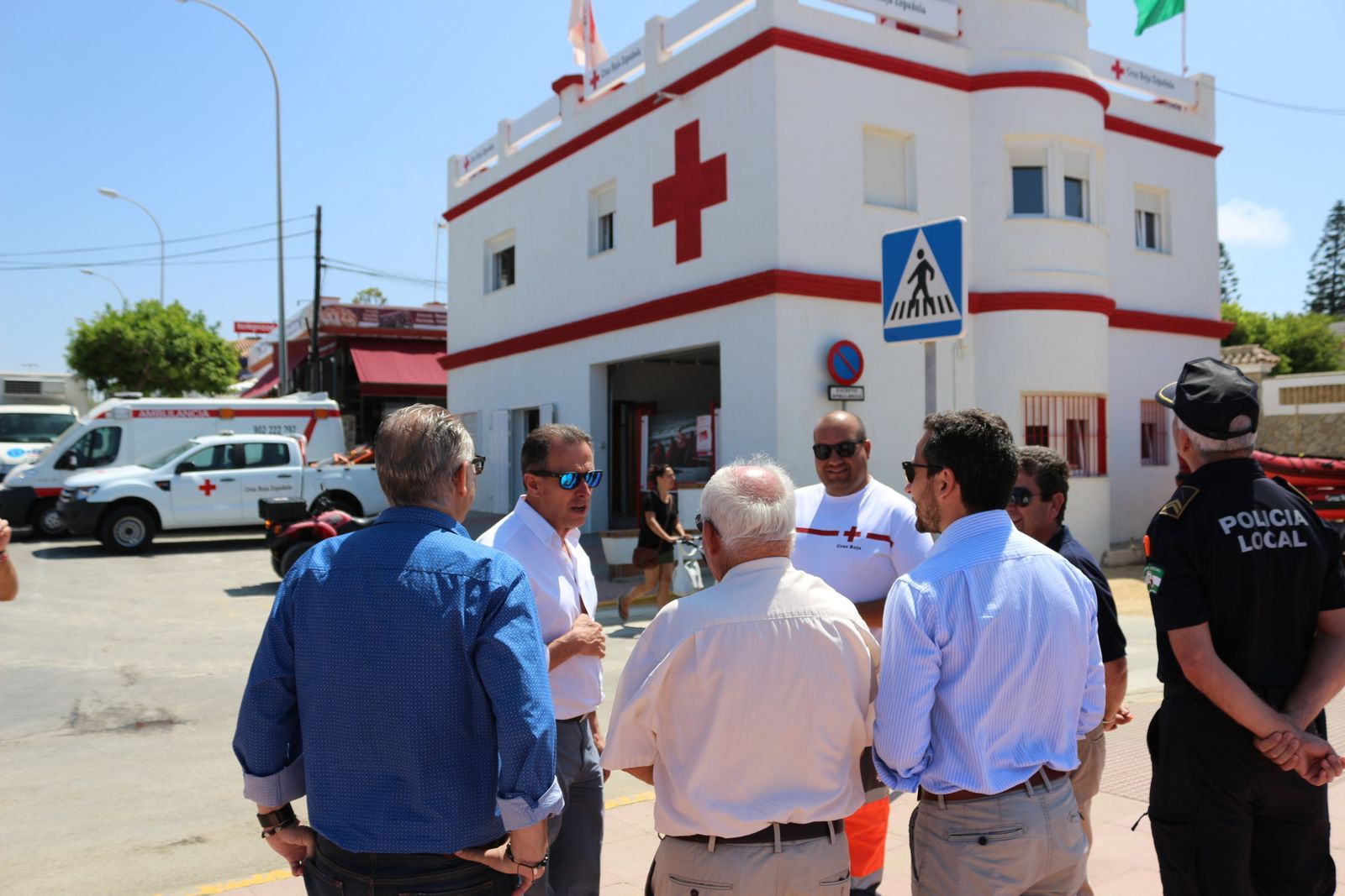 Un momento de la visita realizada ayer por los responsables municipales a las instalaciones de playa.