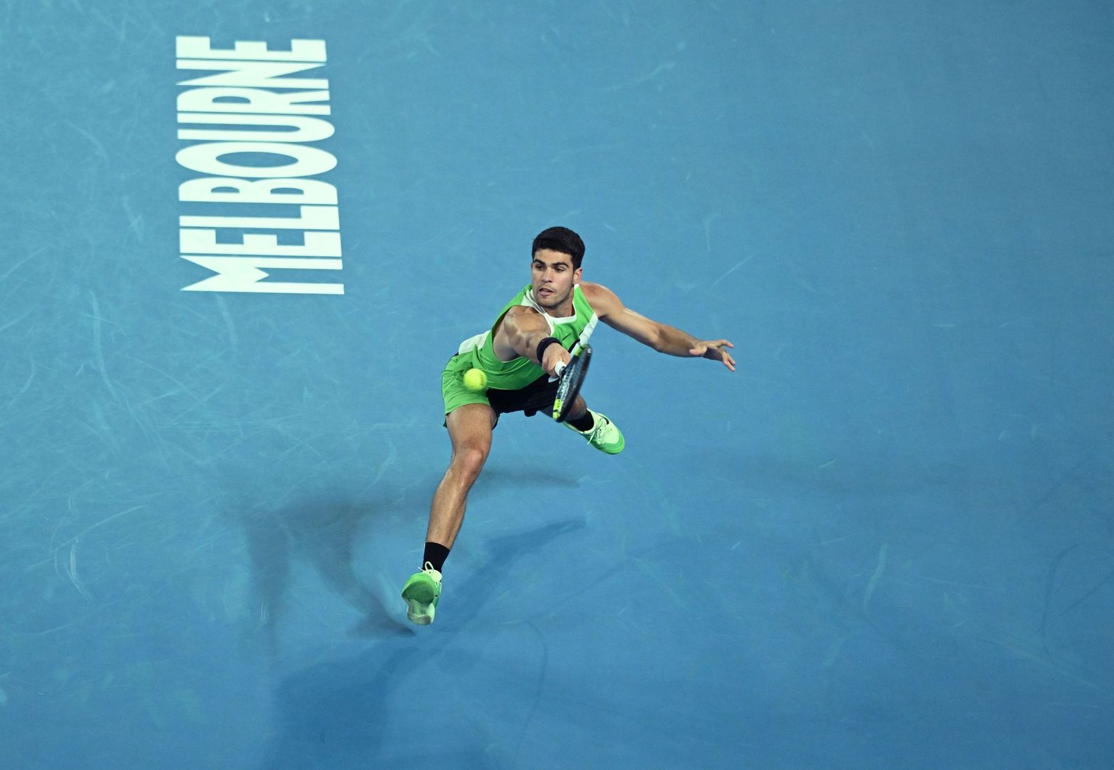 Carlos Alcaraz devuelve una bola a Adam Walton.