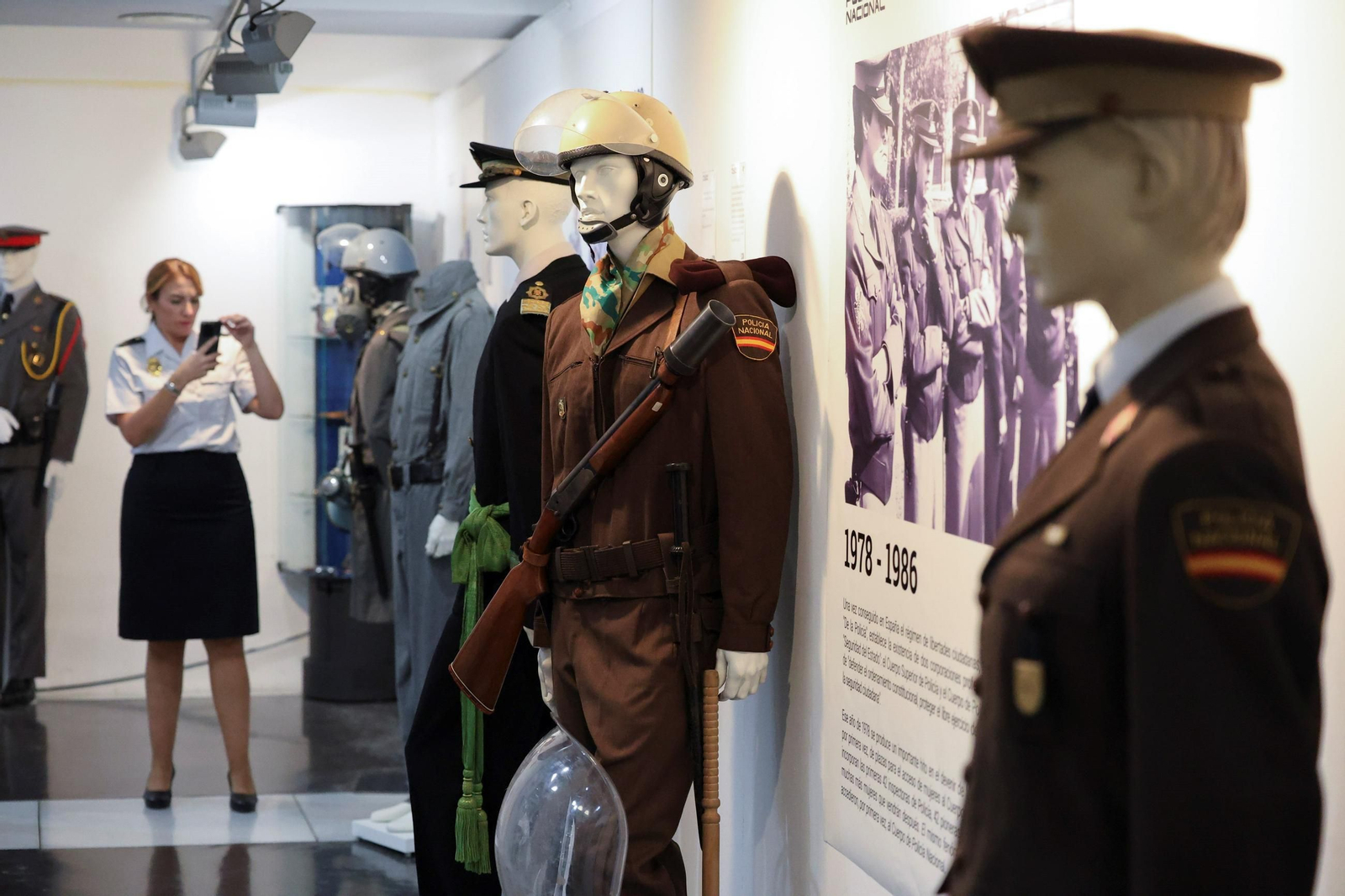 Una exposición recuerda los 200 años de historia de la Policía Nacional (fotos)