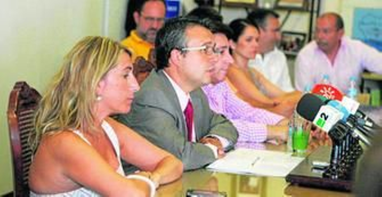 El alcalde, Alejandro Sánchez, y concejales de su equipo de gobierno, durante la rueda de prensa ofrecida ayer en el Palacio de Congresos.