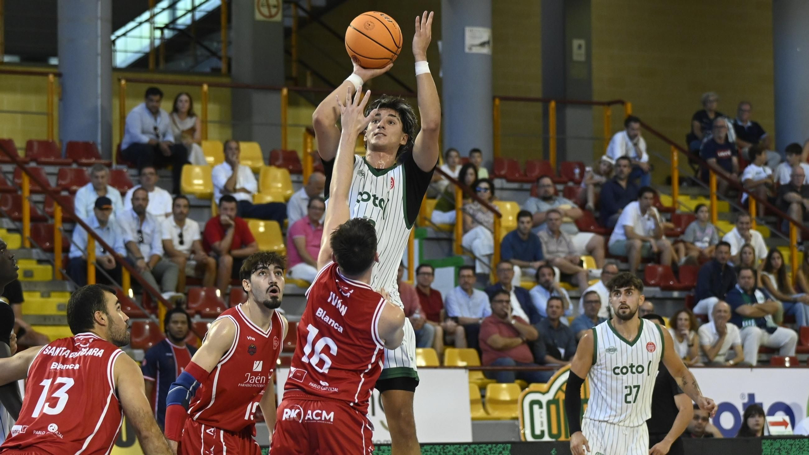 Gonzalo Orozco lanza a canasta ante la presencia de Iván Casas.
