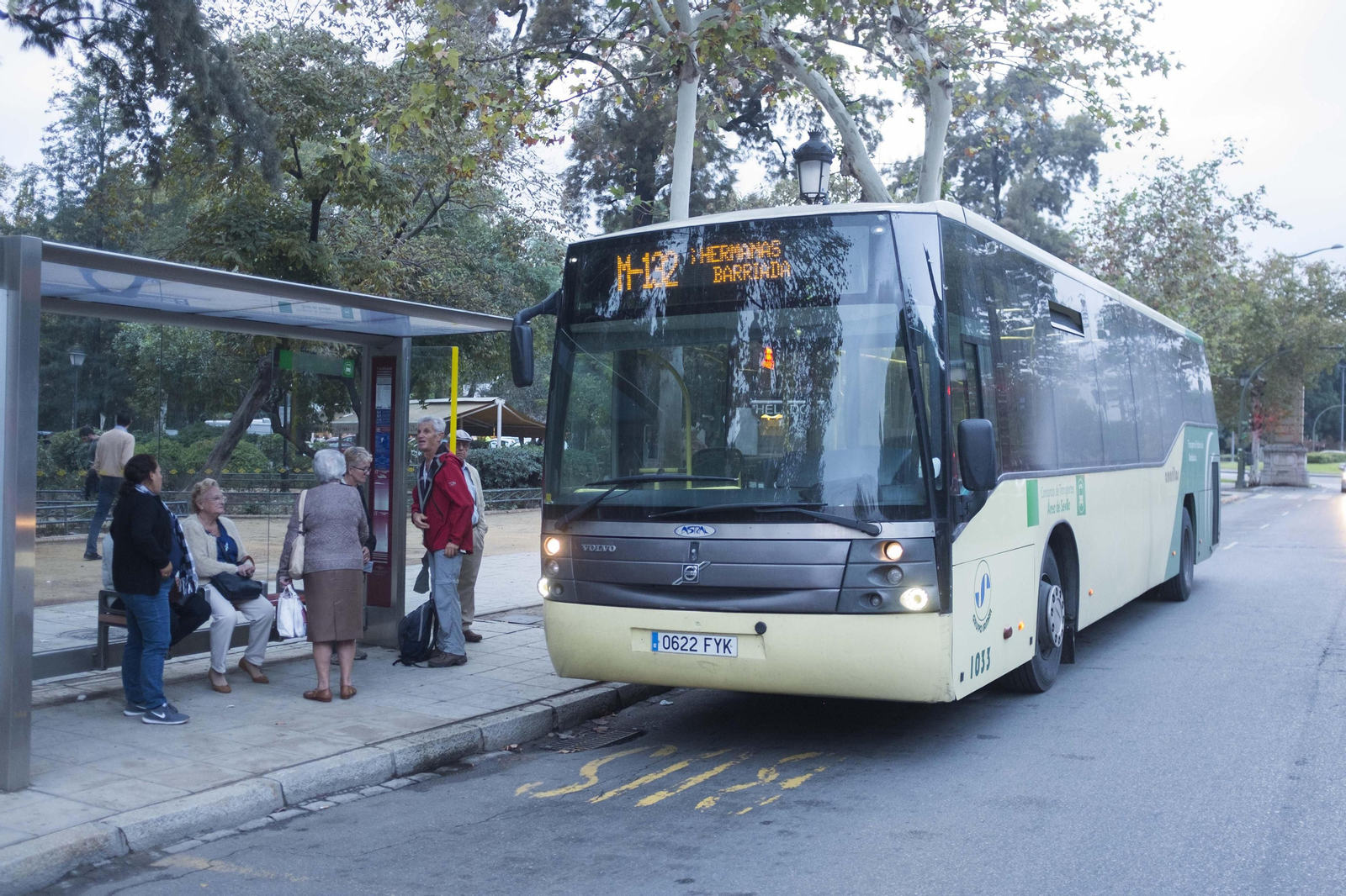 Un autobús de Los Amarillos que comunica Sevilla con Dos Hermanas.