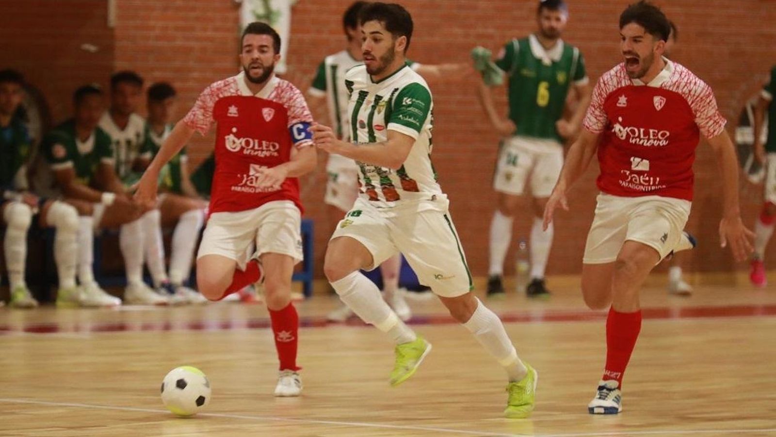 Lucas Perin es presionado por dos jugadores de Mengíbar.