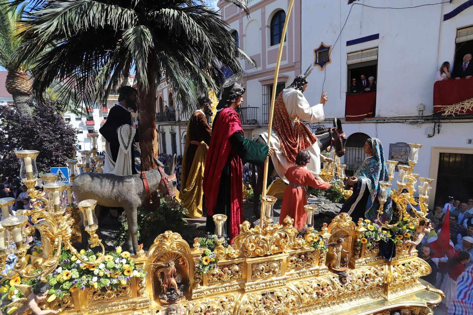 Imágenes del recorrido de la Borriquita  por las calles de Huelva