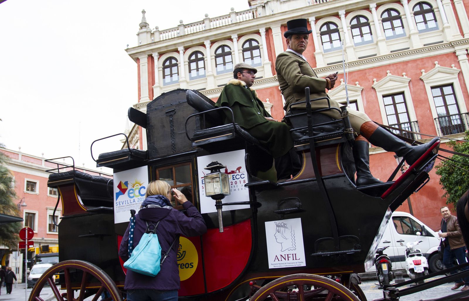 Diligencia de 1860 estacionada en la Plaza de San Francisco para recoger el correo.