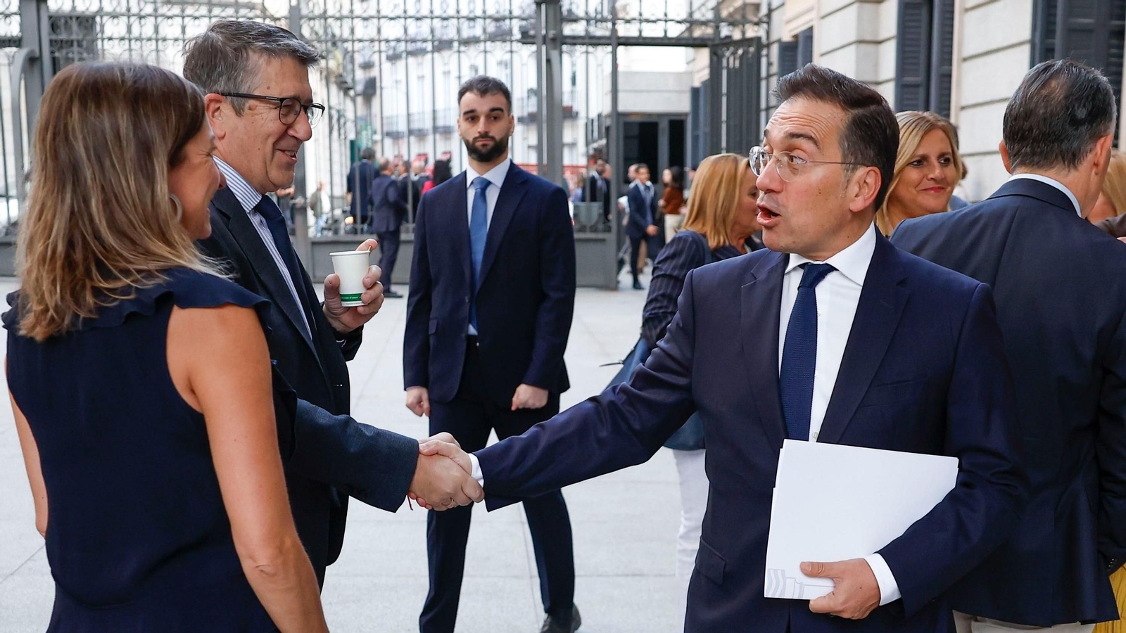 José Manuel Albares, ministro de Asuntos Exteriores (dcha.), saluda a Patxi López, portavoz del PSOE, a su llegada al Congreso.