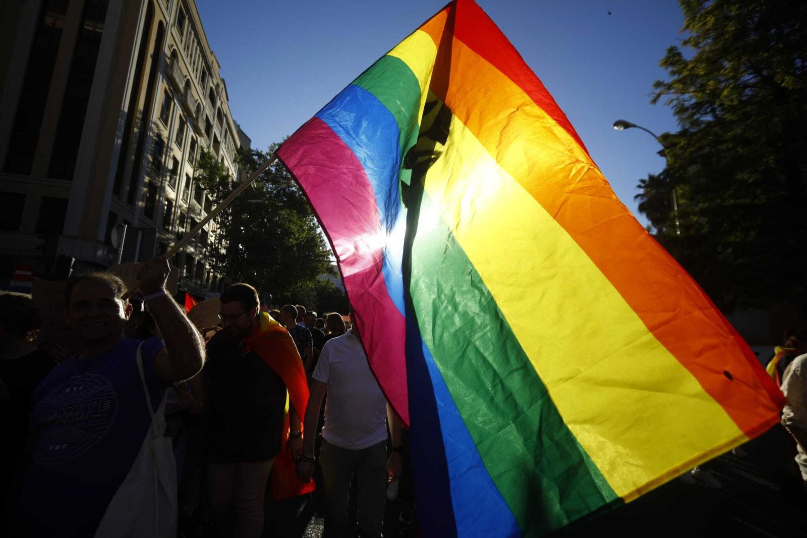 Bandera del colectivo LGTBI en la marcha en Córdoba.