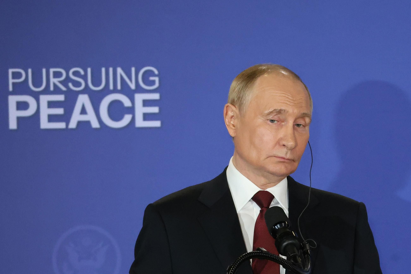 Putin durante la rueda de prensa en Alaska.