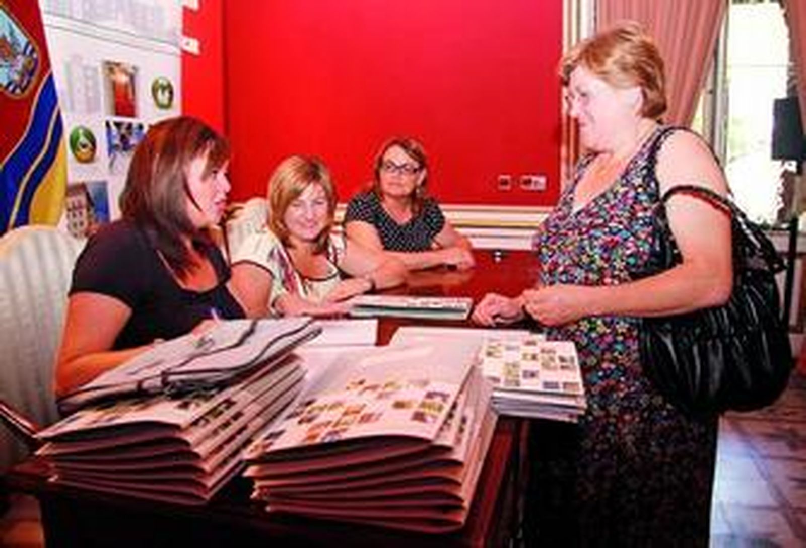 Un momento del acto celebrado ayer en el Palacio Municipal, al que fueron convocados los beneficiarios.