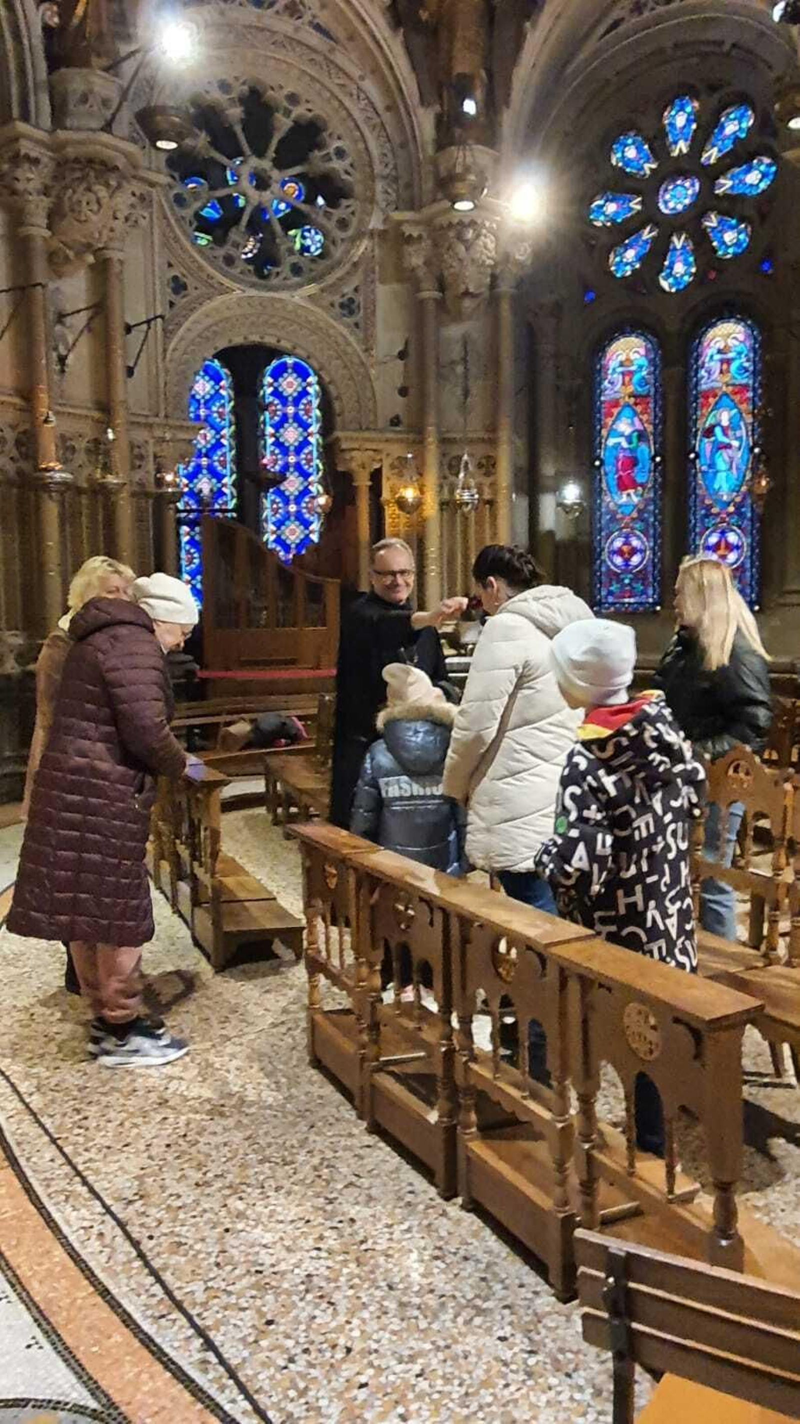 Un monje de Montserrat imparte la bendición a las refugiadas.