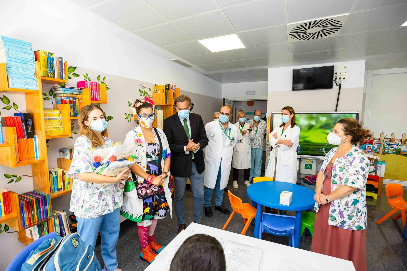 Doctores sonrisa en actividades con niños hospitalizados en el Materno Infantil Princesa Leonor de Torrecárdenas