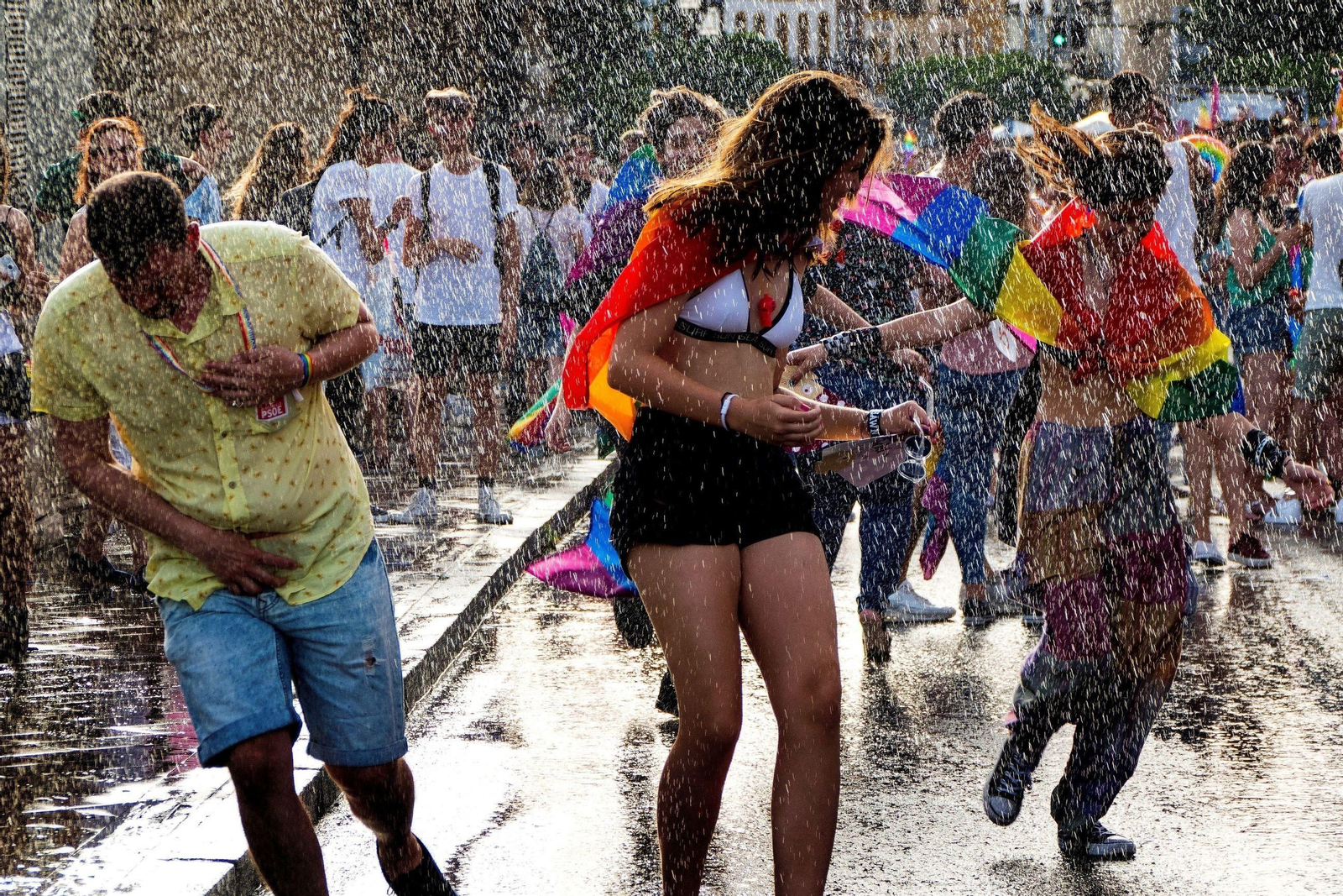 Un grupo de jóvenes se divierte durante la cabalgata.