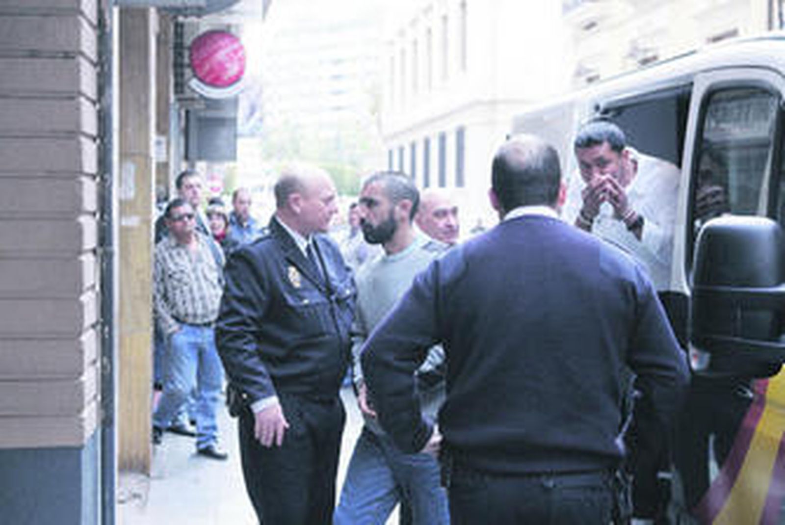 Uno de los acusados llega al juzgado de lo penal número 3.