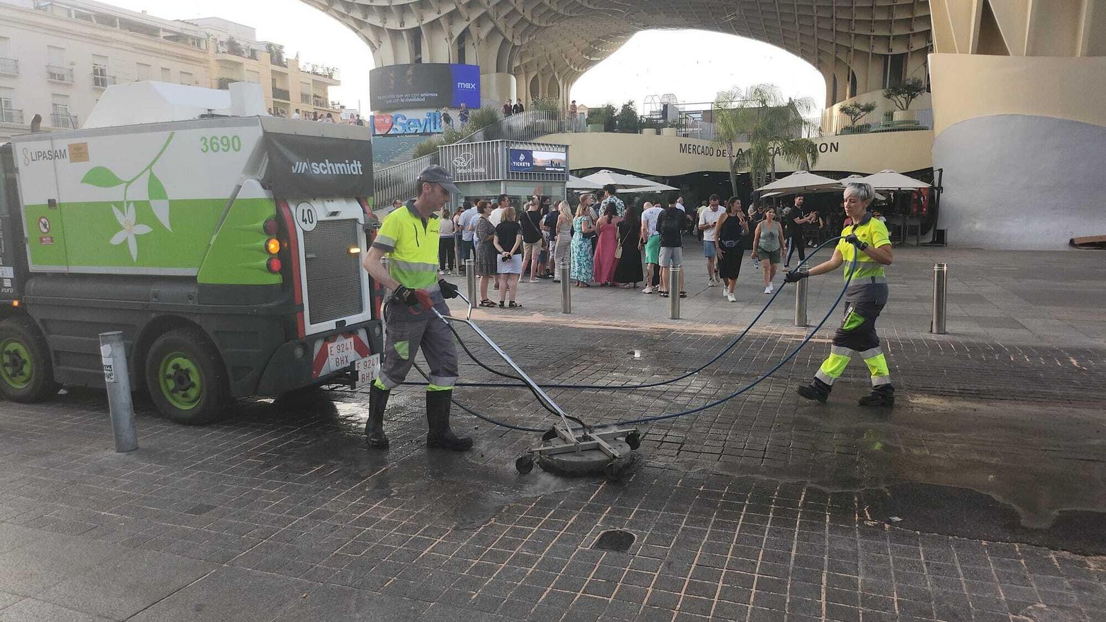 Retirada de cera el domingo por la tarde en la Encarnación.