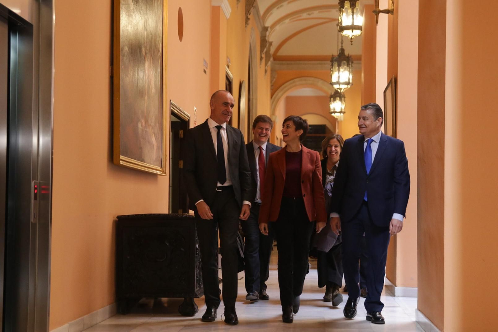 Muñoz, Rodríguez y Sanz en un pasillo ayer de la Casa Consistorial.
