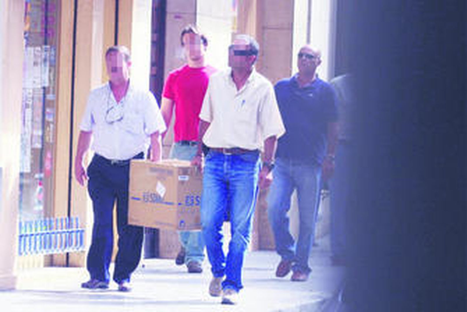 Miembros de los Tedax con pertenencias de Andrei Misha.