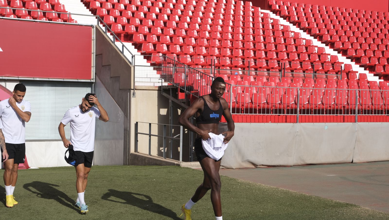 Imágenes de la visita de la Alcaldesa de Almería, María Vázquez, a los jugadores de la U.D. Almería