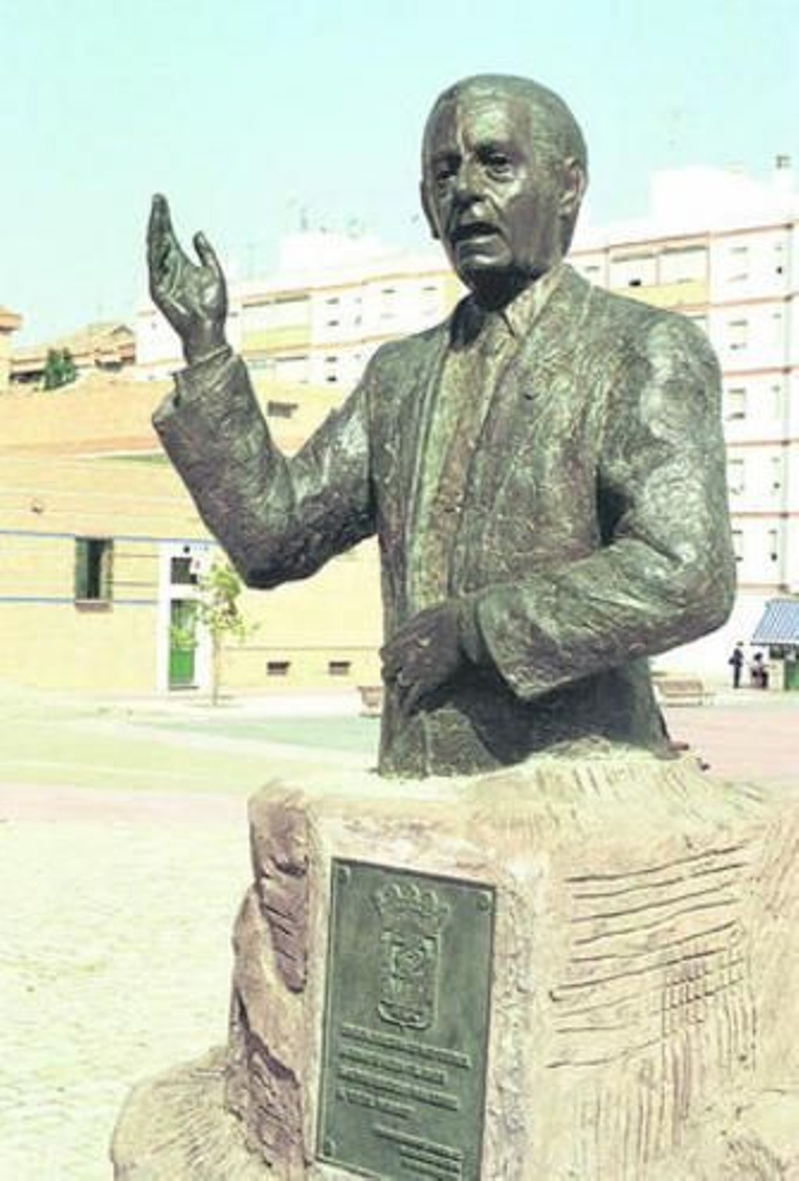 Monumento a Paco Toronjo en la plaza del mismo nombre. Monumento a Paco Toronjo en la plaza del mismo nombre.