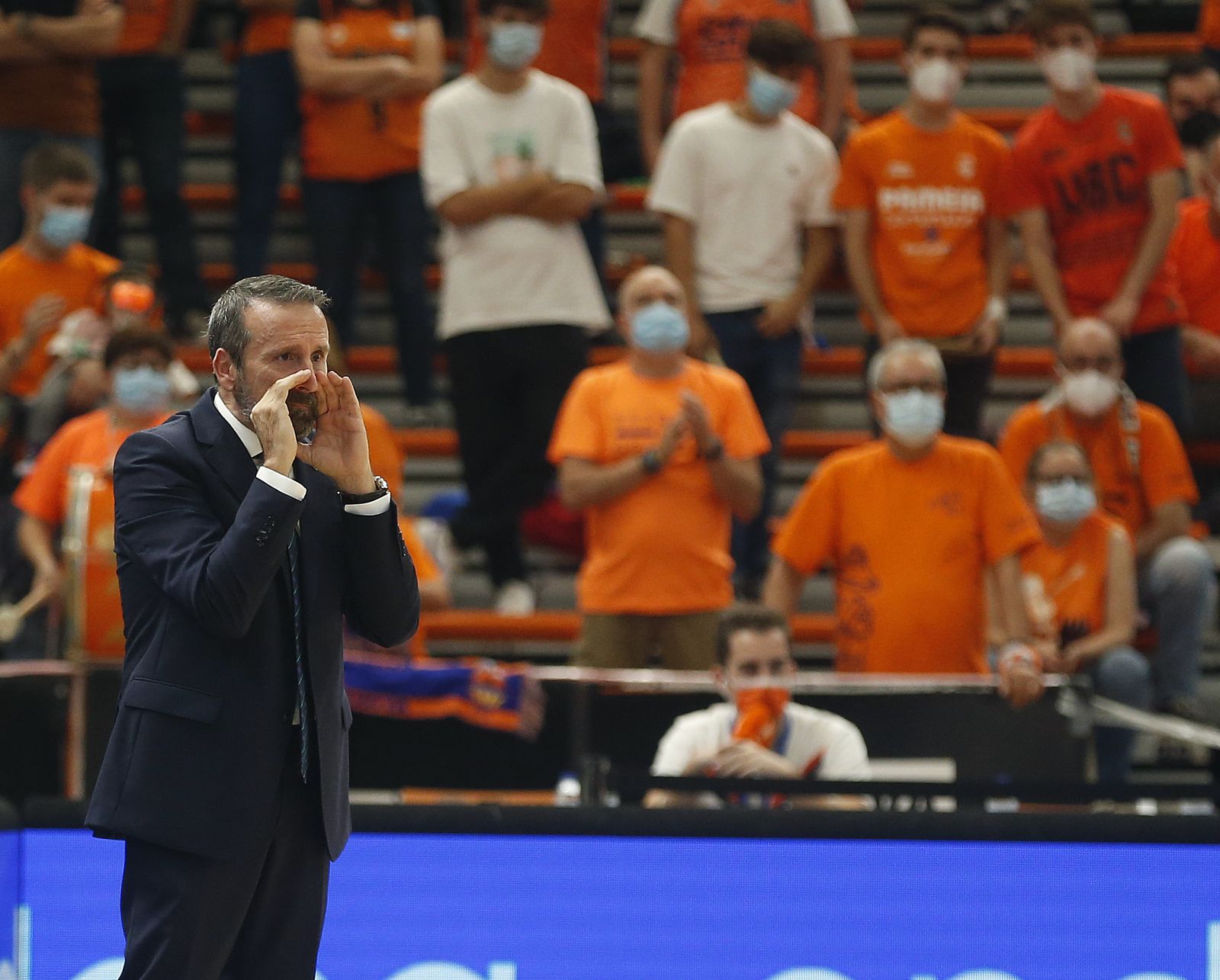 Joan Plaza da instruciones a sus jugadores durante el partido en la Fuente de San Luis.