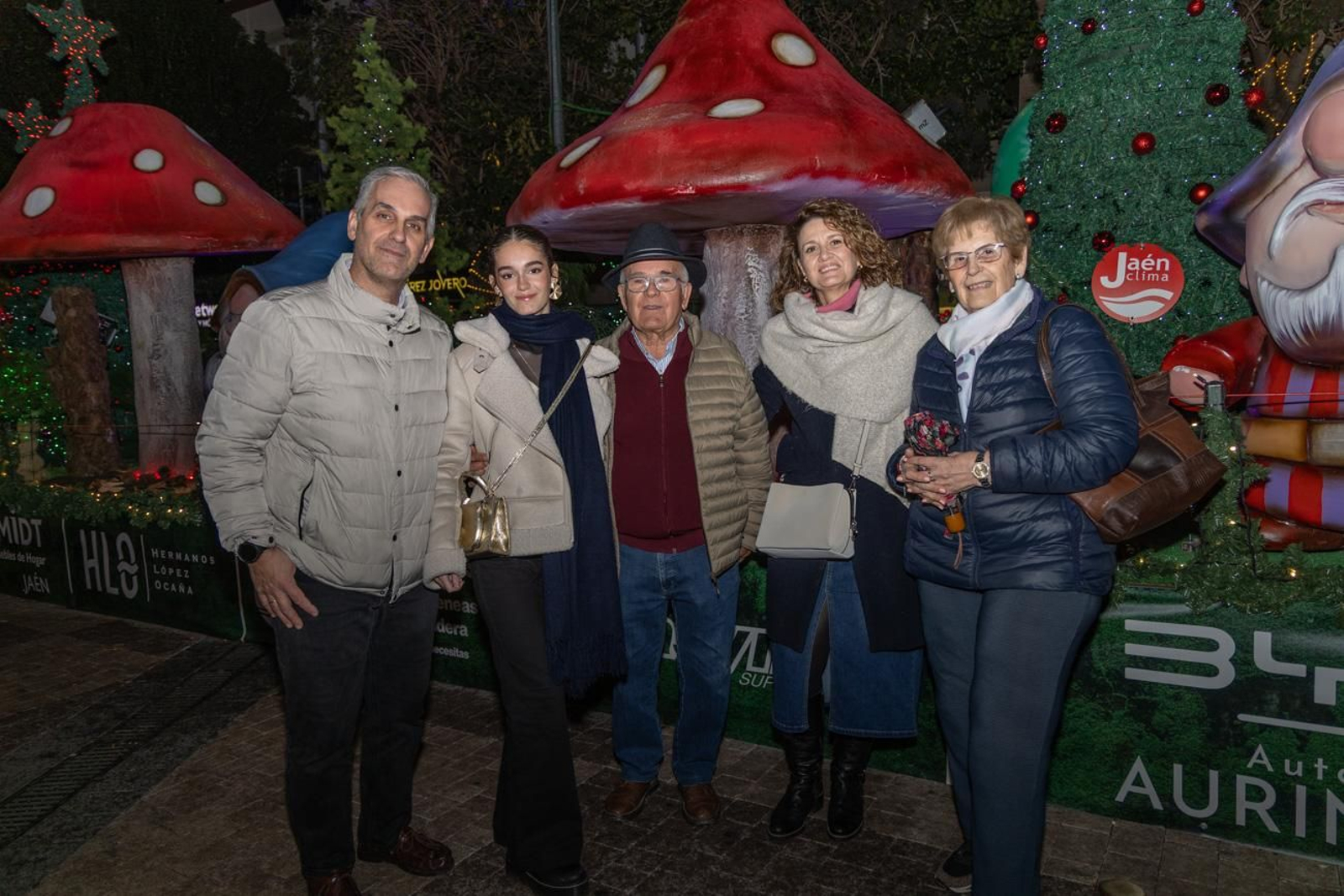 Los jiennenses disfrutan del centro de la ciudad, rodeados de un ambiente navideño