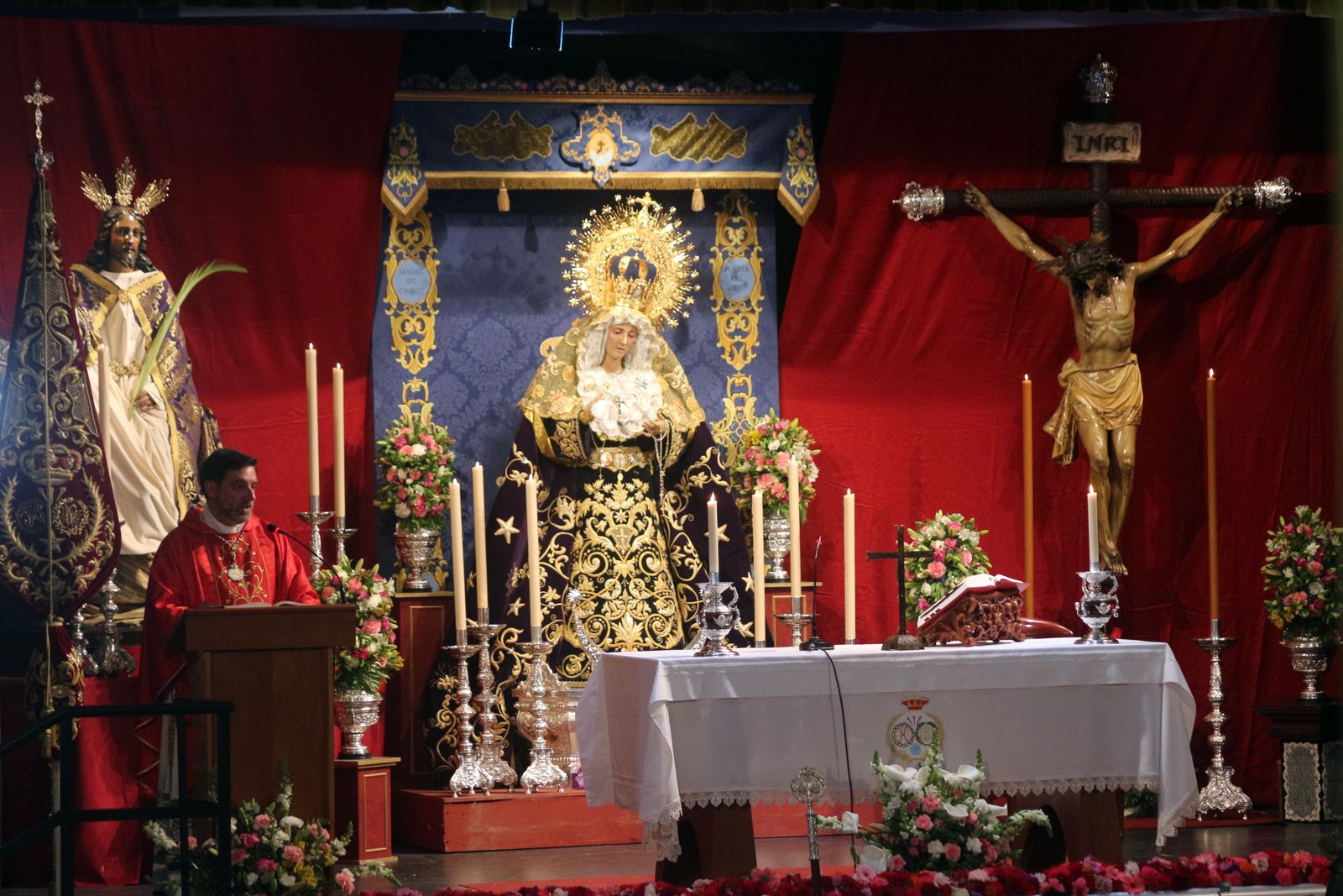 Altar en el escenario del teatro del colegio La Salle