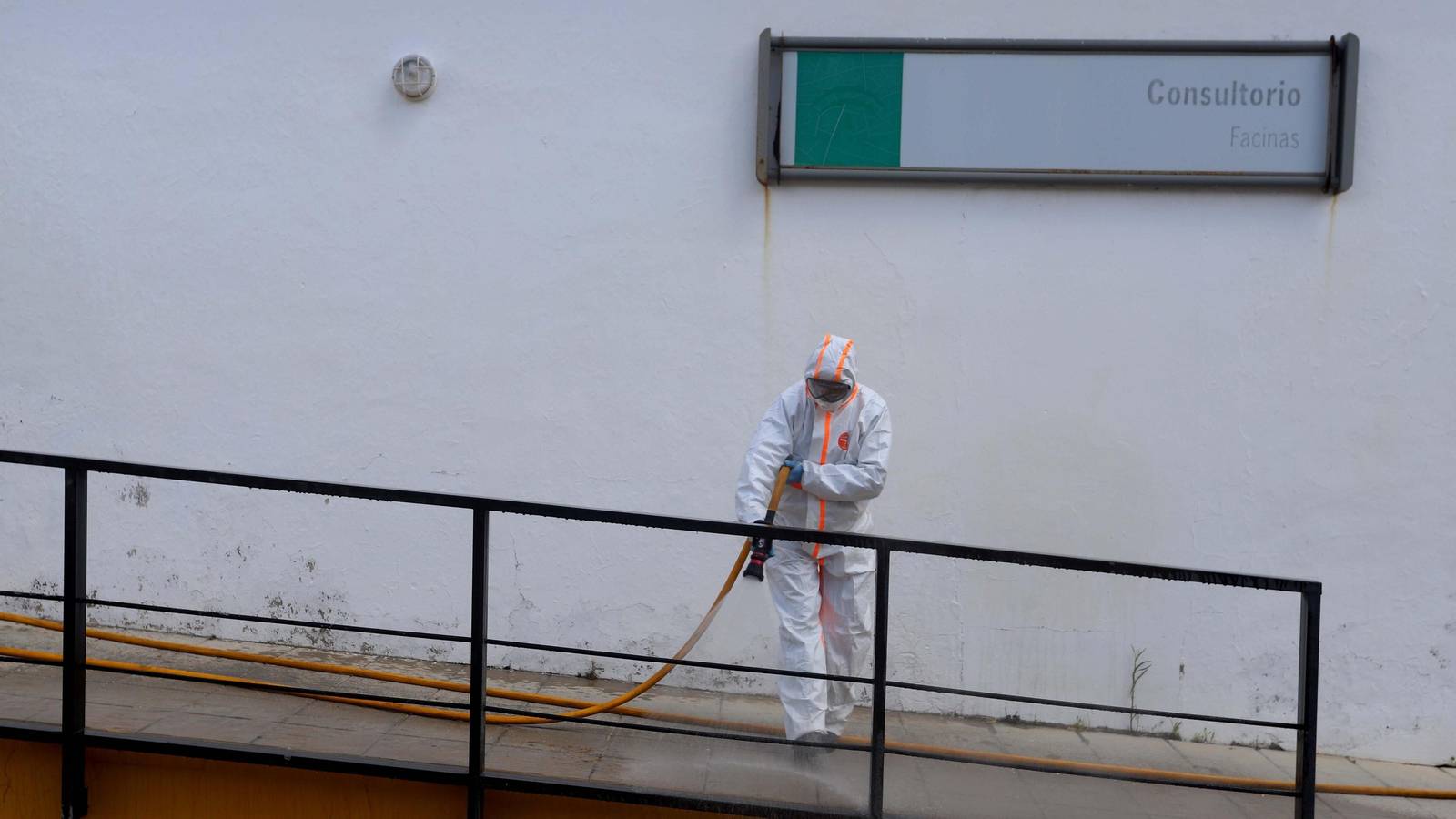 Tareas de desinfección del Infoca en Facinas