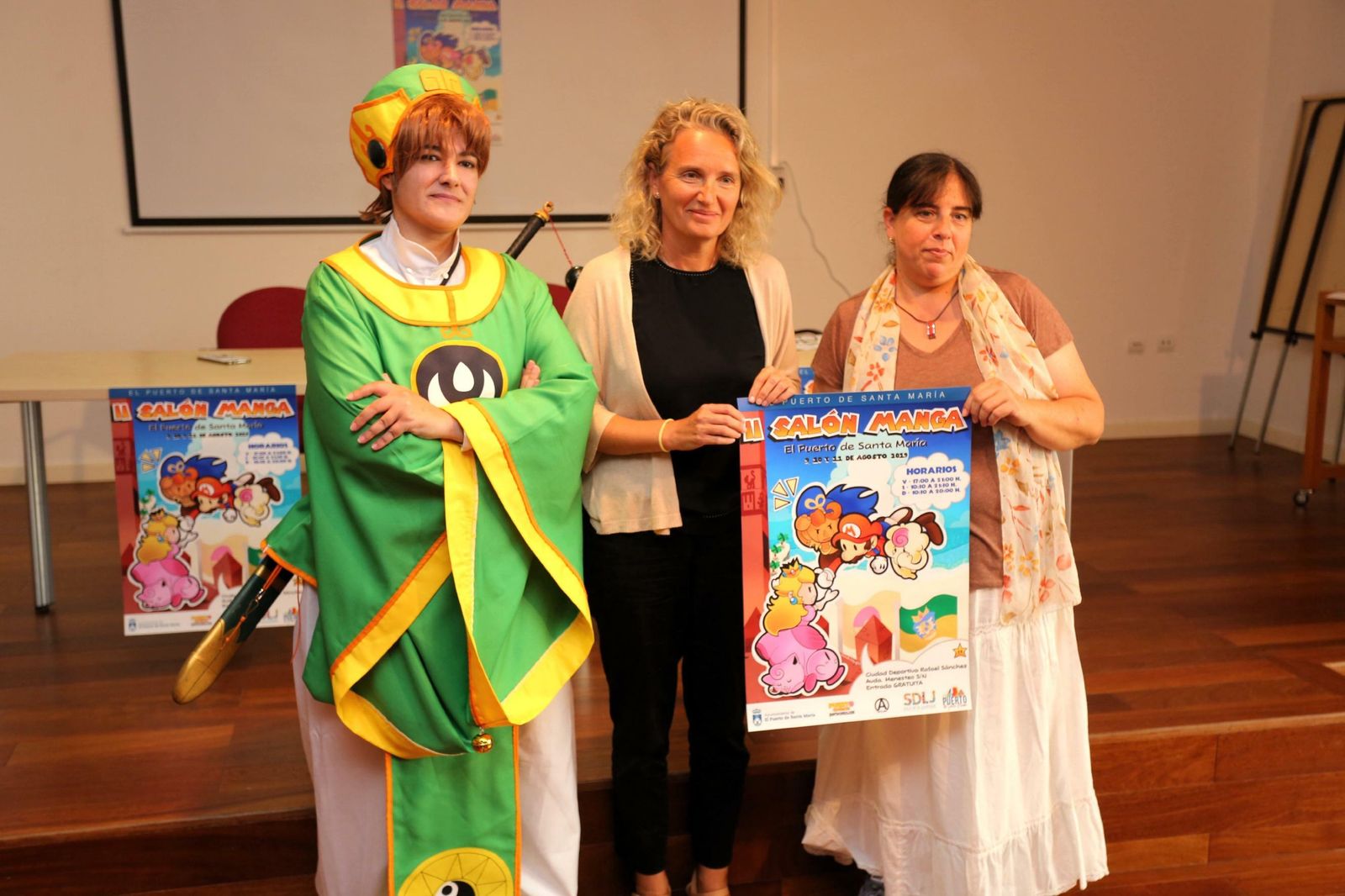 La concejala de Juventud, Lola Campos, Sara de la Torre, de Puerto Comic, y la ganadora del concurso de cosplay de la edición del año pasado, durante la presentación del evento.