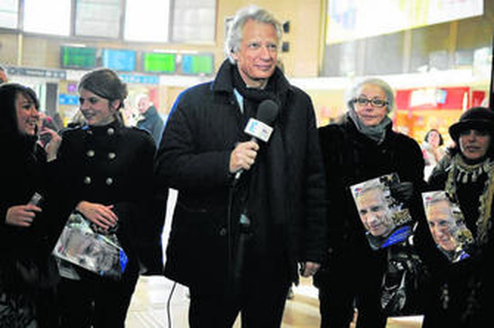 El ex primer ministro Dominique de Villepin, durante la presentación de su partido, República Solidaria, en la estación de tren de Dijon.