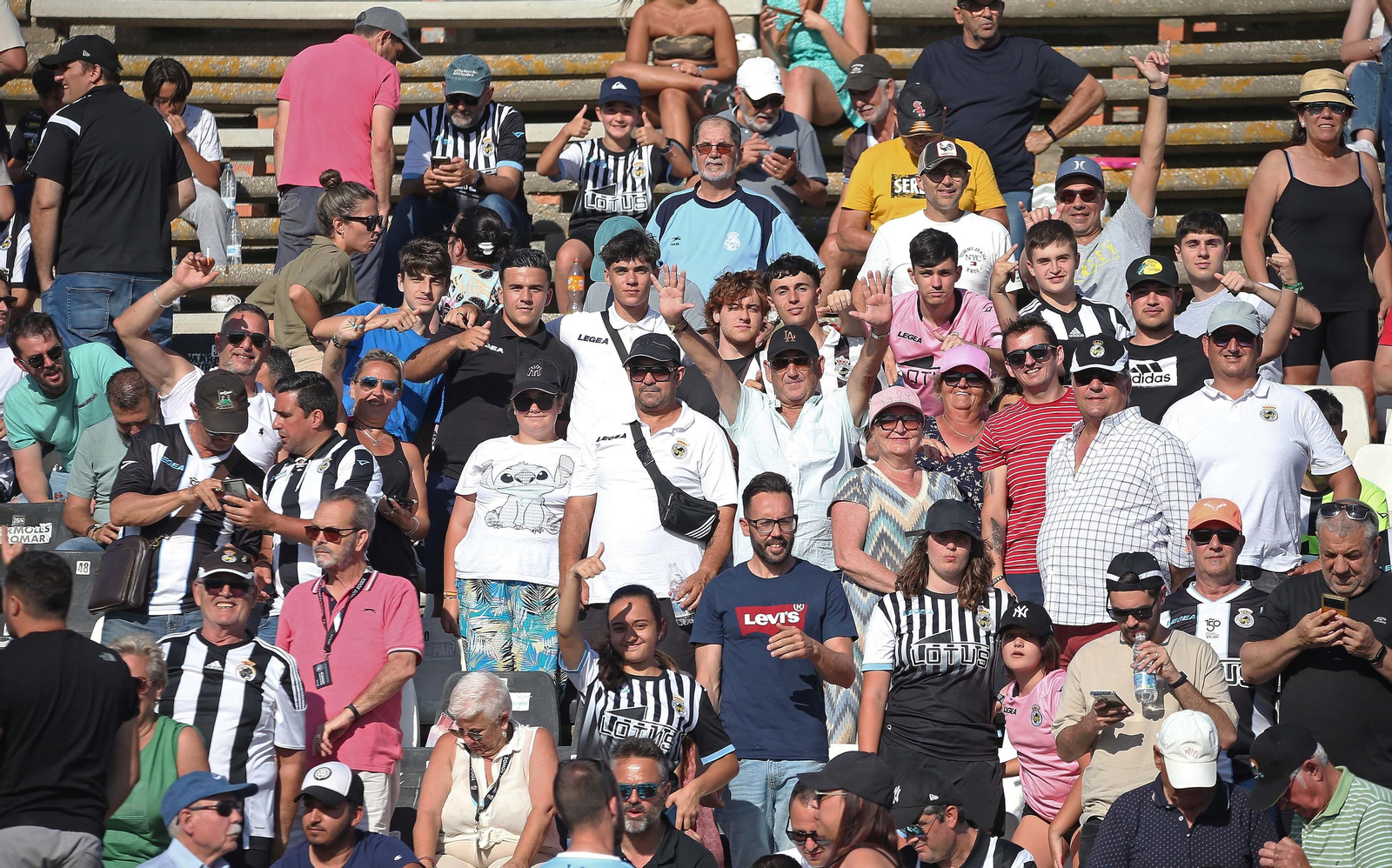 Fotos de la afición durante el Balona - Córdoba en el estadio municipal de La Línea