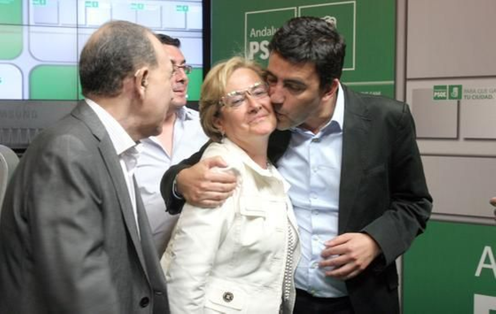 Mario Jiménez besa a Petronila Guerrero tras conocerse los resultados.  /Josué Correa