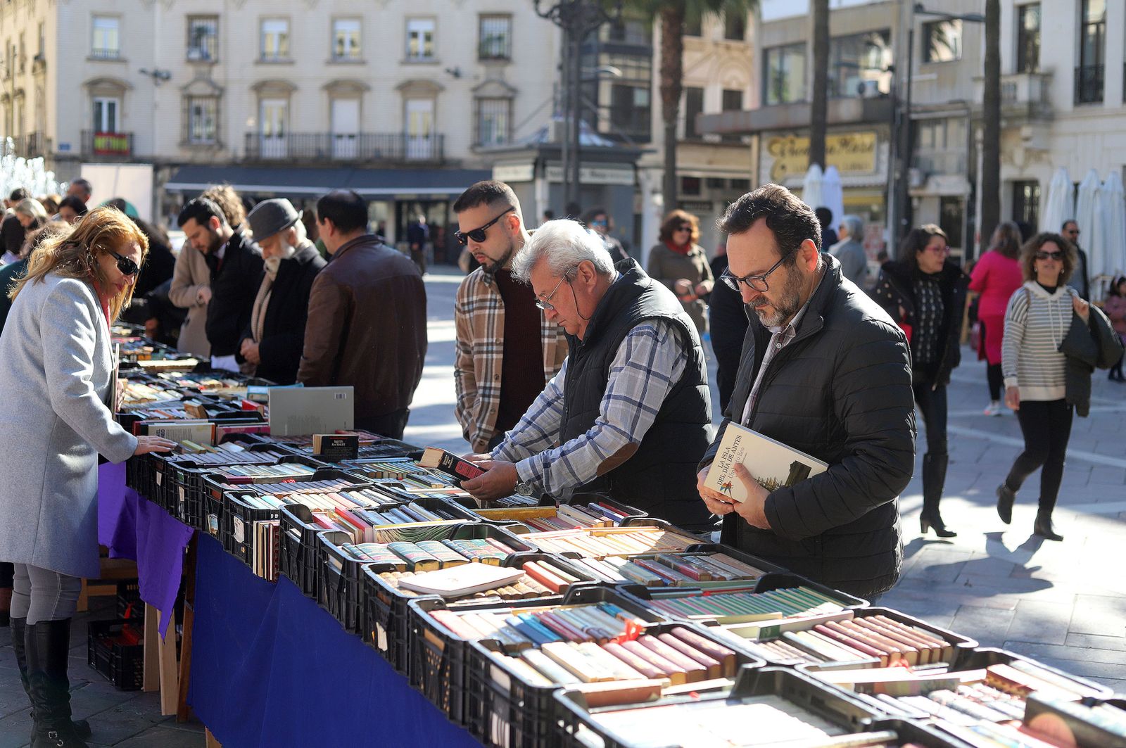 Imágenes del mercadillo de Ayre Solidario en la Plaza de las Monjas