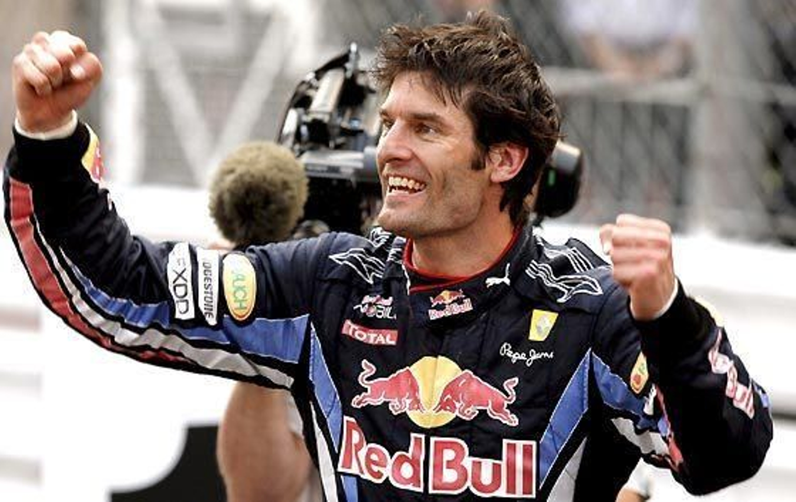 El australiano Mark Webber (Red Bull) celebra su victoria en el Gran Premio de Mónaco.  Foto: Getty