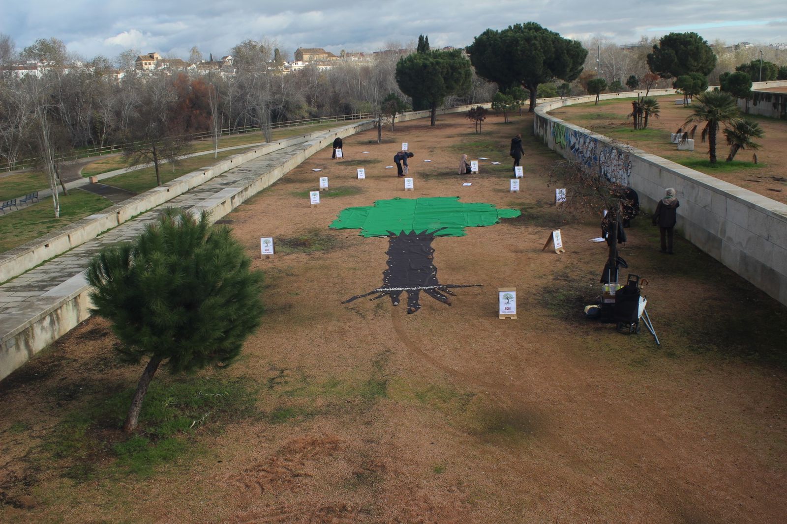 Zona ajardinada junto al Guadalquivir en Miraflores.