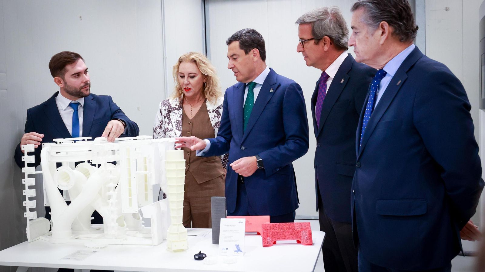 Javier Romalde ofrece explicaciones a los consejeros y al presidente de la Junta en el interior del CFA