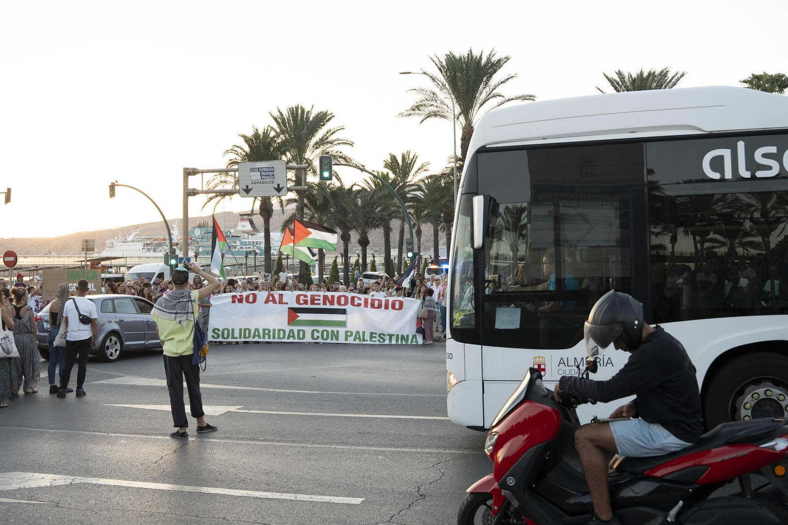 Manifestación convocada por la Plataforma Almería por Palestina