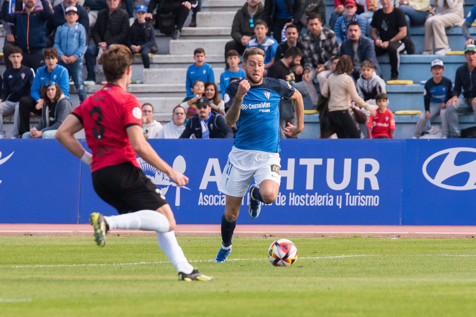 Nahuel, en velocidad, encara a Álvaro Yuste, defensa del Melilla.