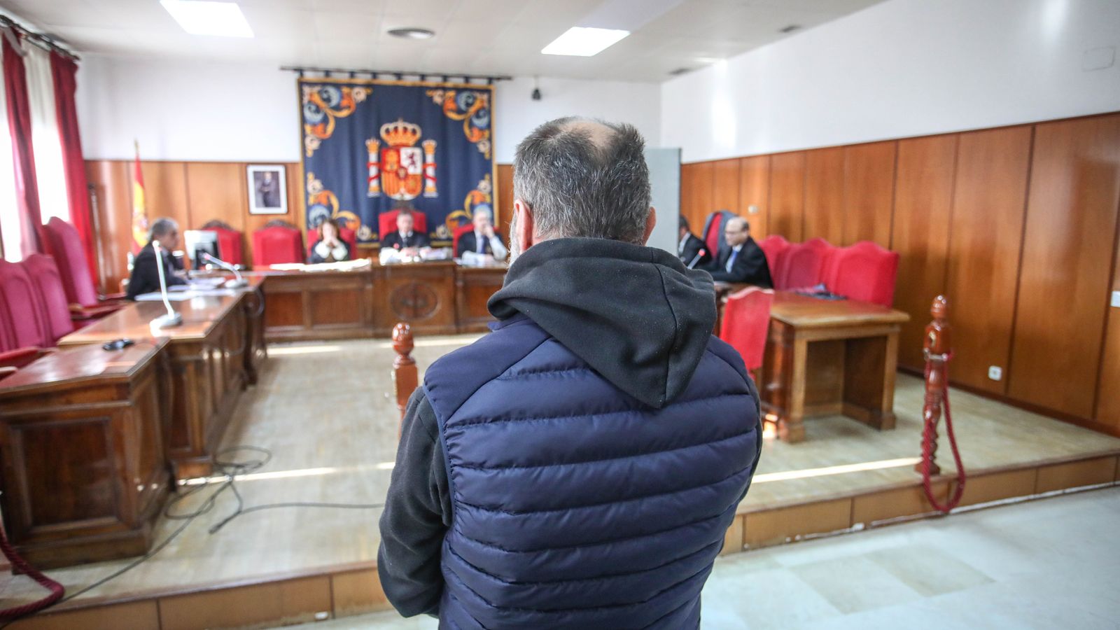 El procesado, de pie, durante la celebración de la vista.